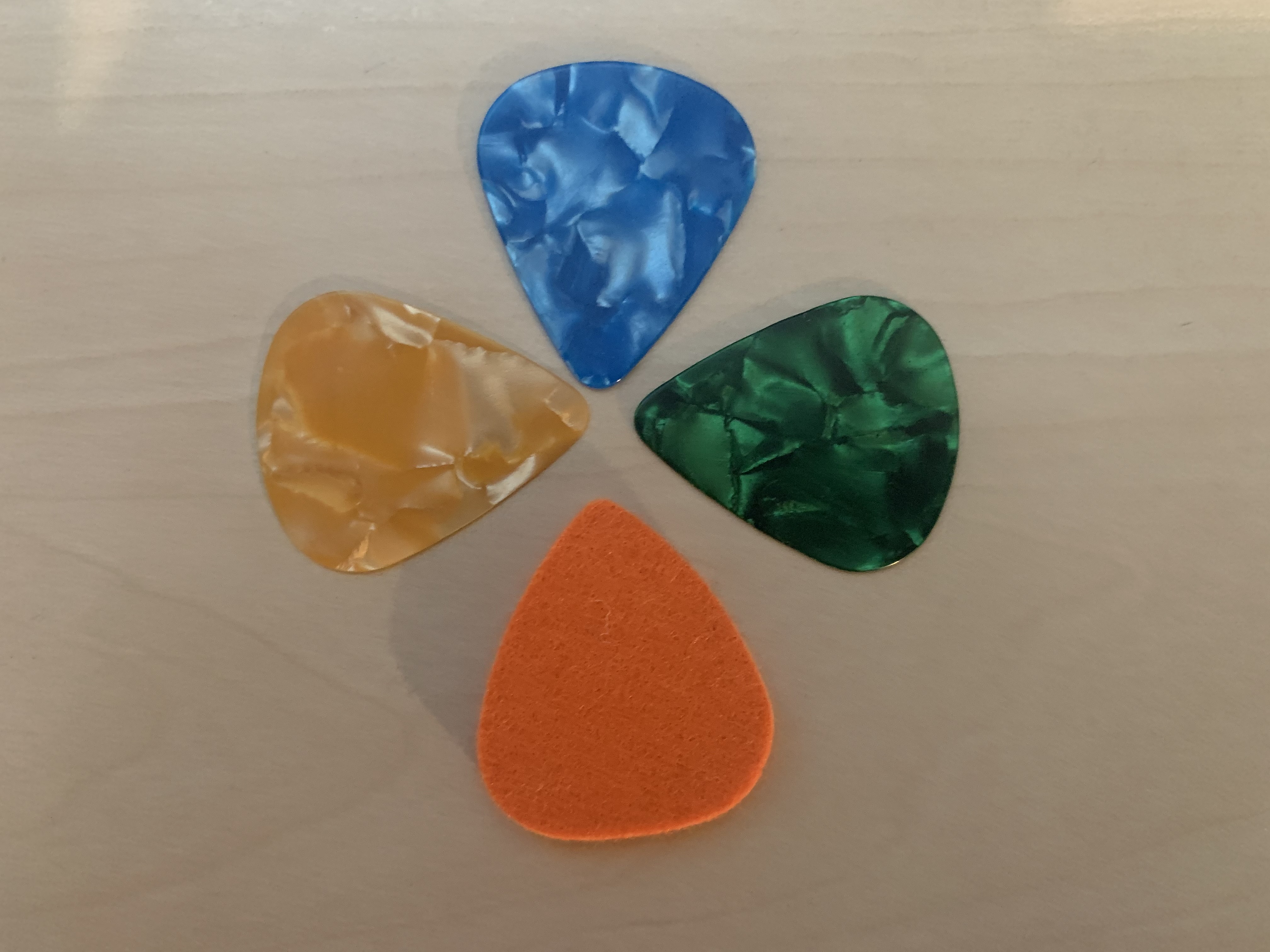 Kapodaster + 4 Plektren 