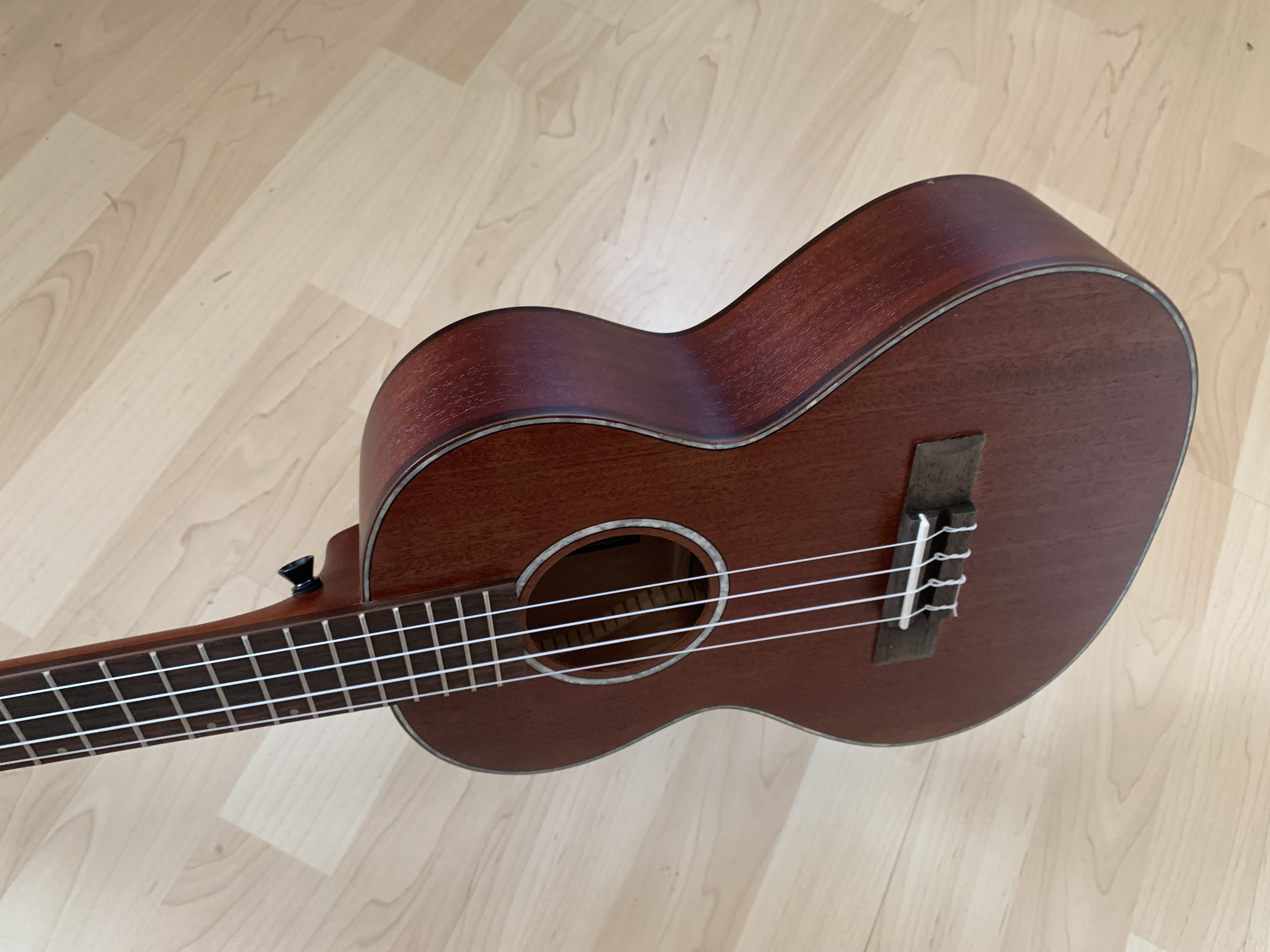 Baton Rouge Tenor Ukulele - screwed crimson  zum Sonderpreis