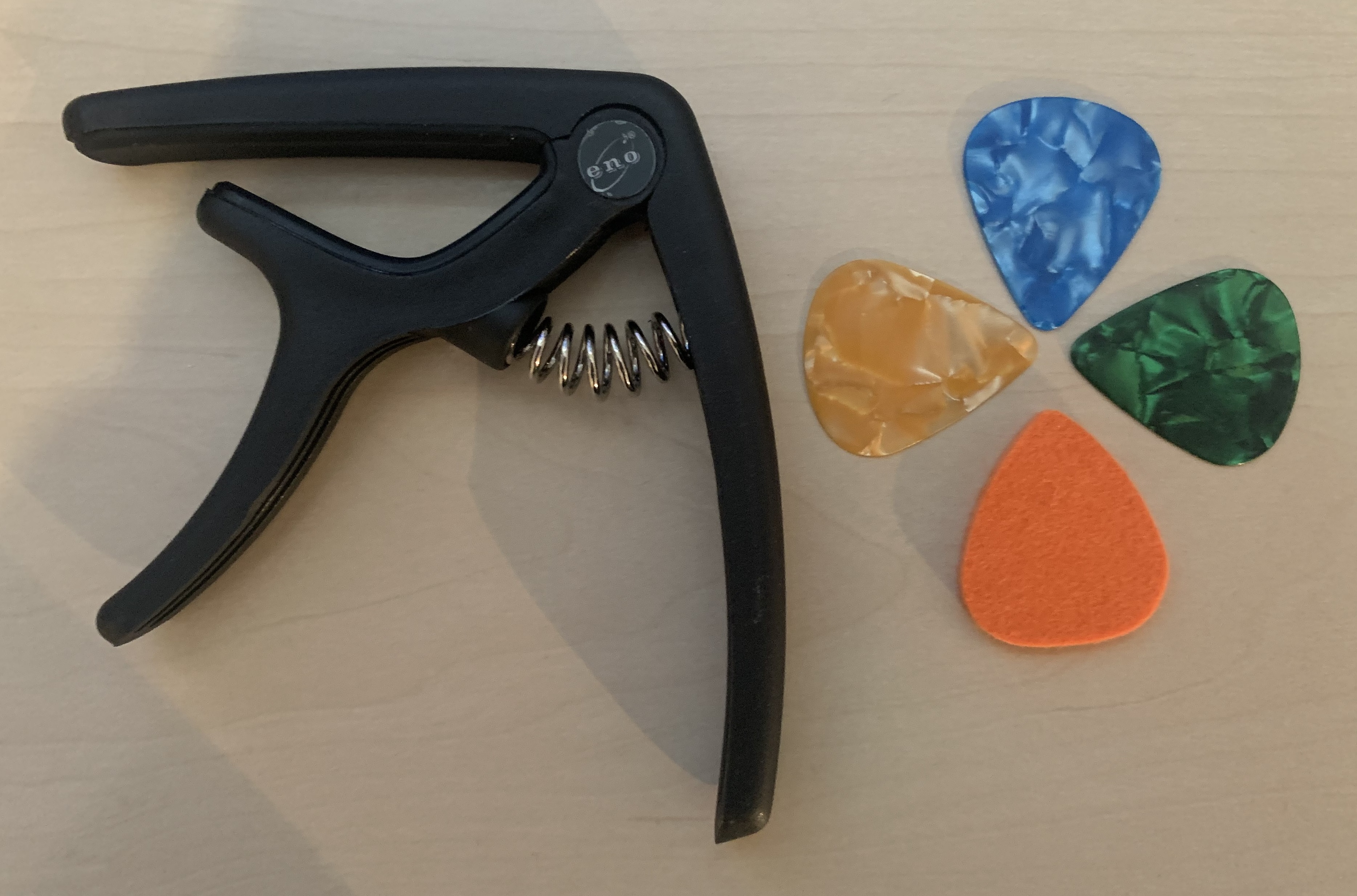 Kapodaster + 4 Plektren 