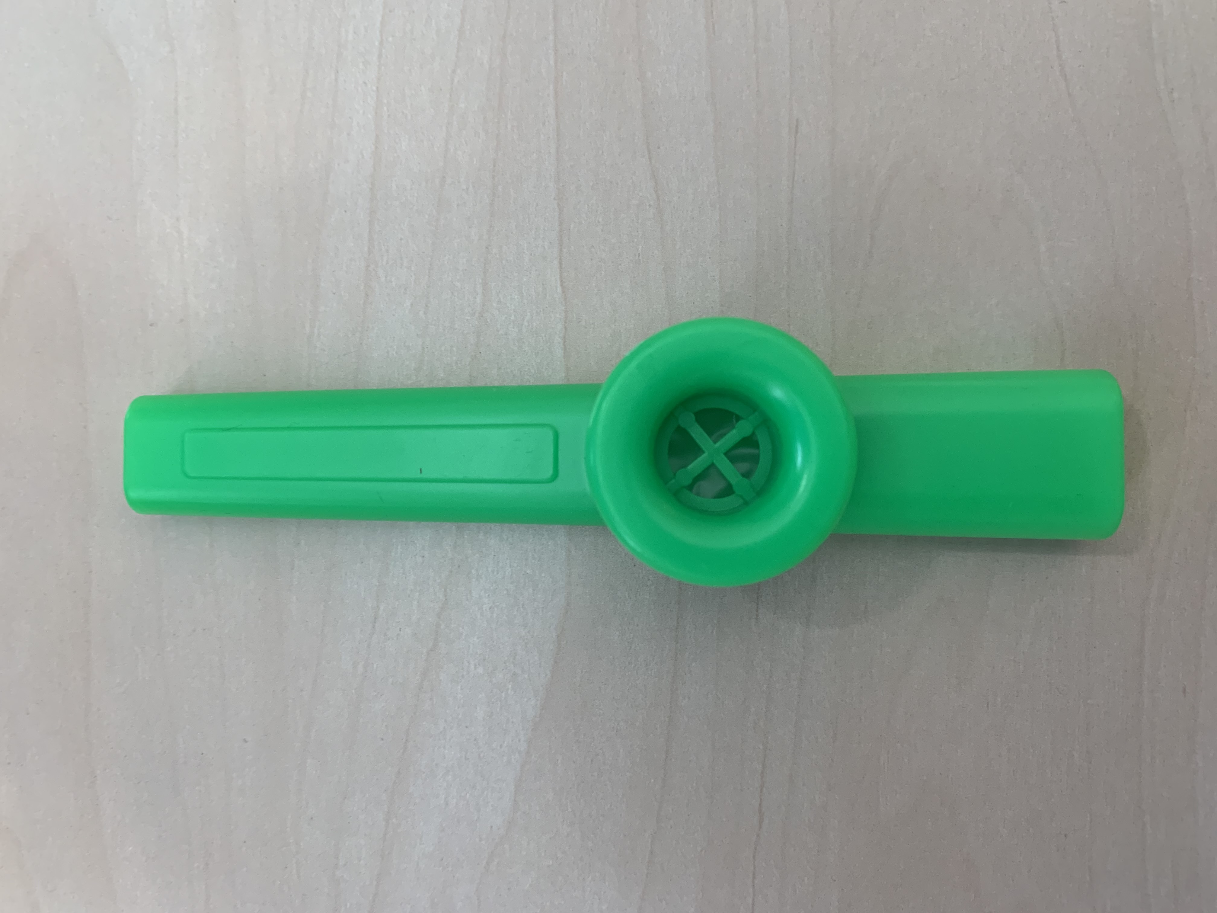 5 x Kazoo aus Kunststoff in: Grün-Gelb-Rot-Blau-Lila