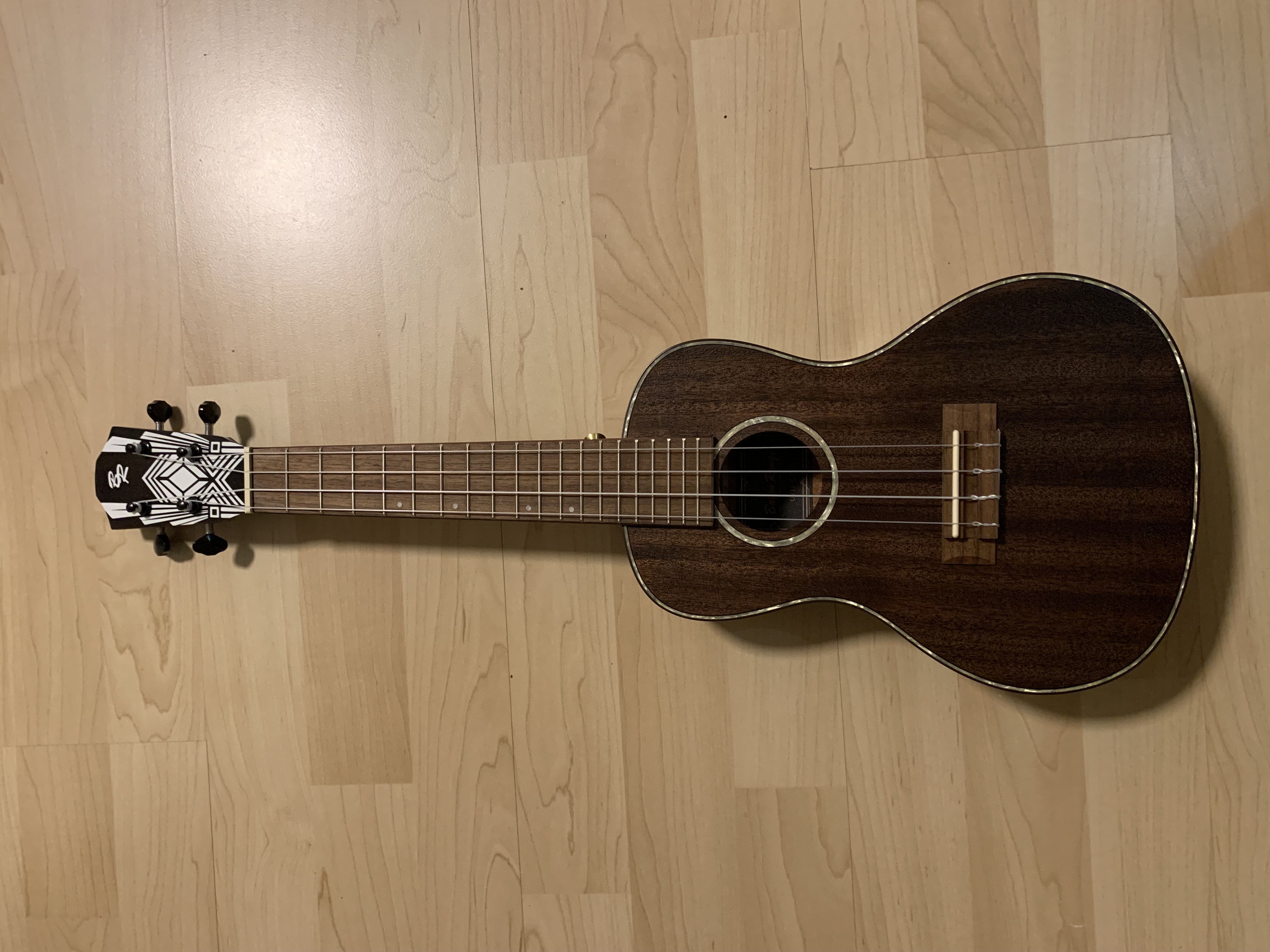 Konzert Ukulele Dunkles Mahagoni (screwed charocoal) mit Zubehör