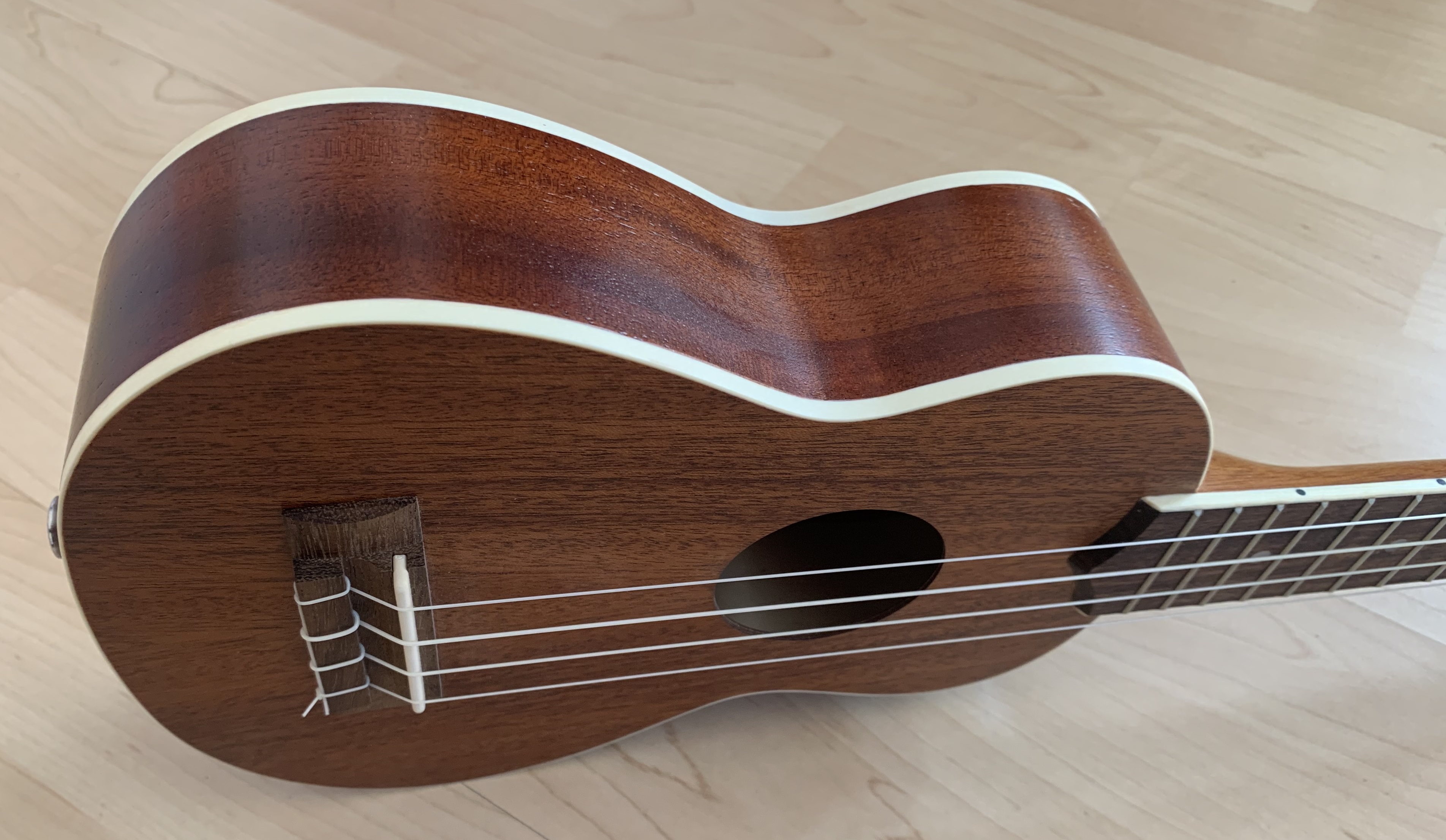 Lanikai Sopran Ukulele 21" mit Luxus-Koffer + Umhängegurt