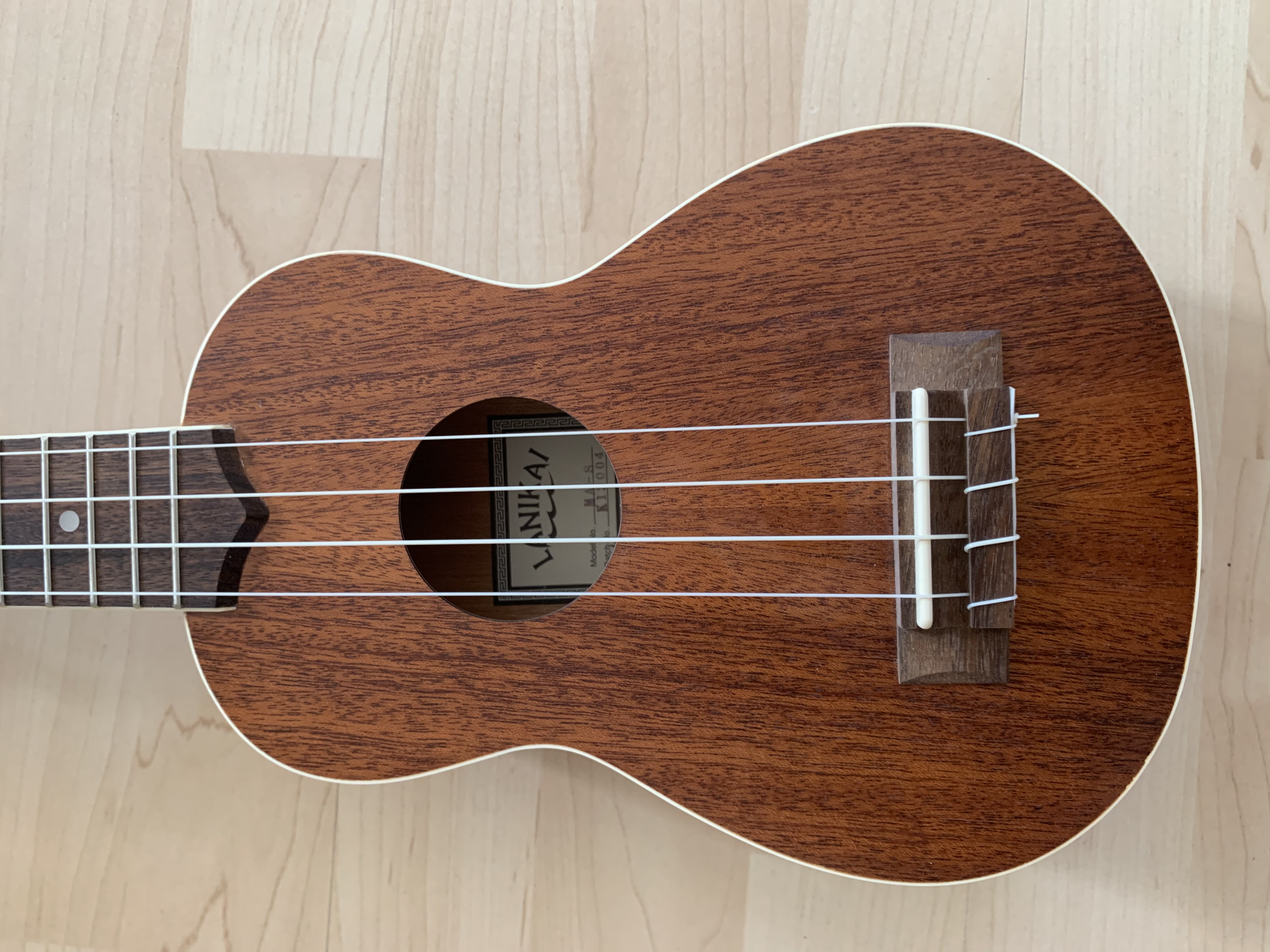 Lanikai Sopran Ukulele 21" mit Luxus-Koffer + Umhängegurt
