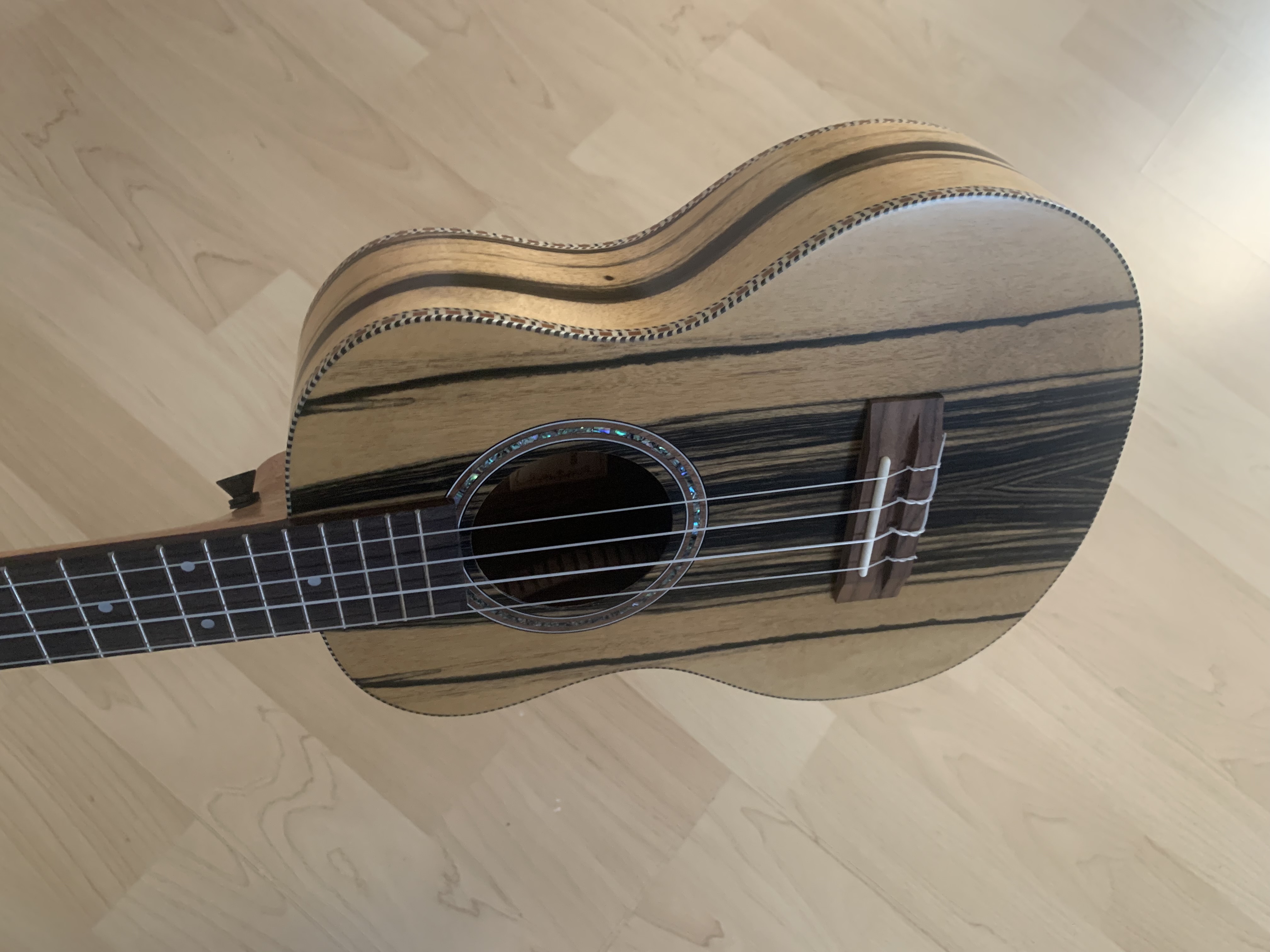 Tenor Ukulele 26" aus schwarz-weißem Ebenholz zum Sonderpreis