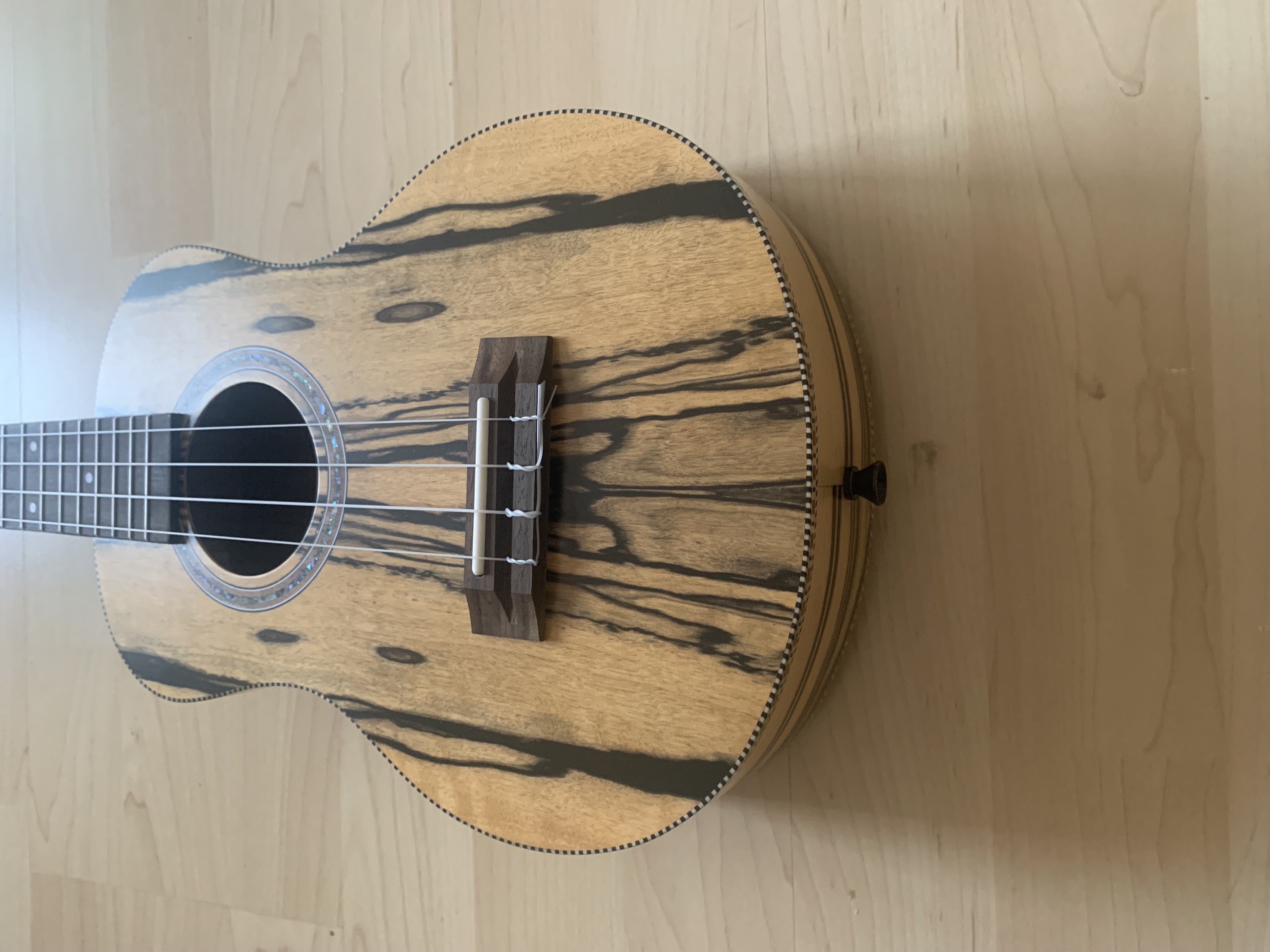 Tenor Ukulele 26“ aus schwarz weißem Ebenholz