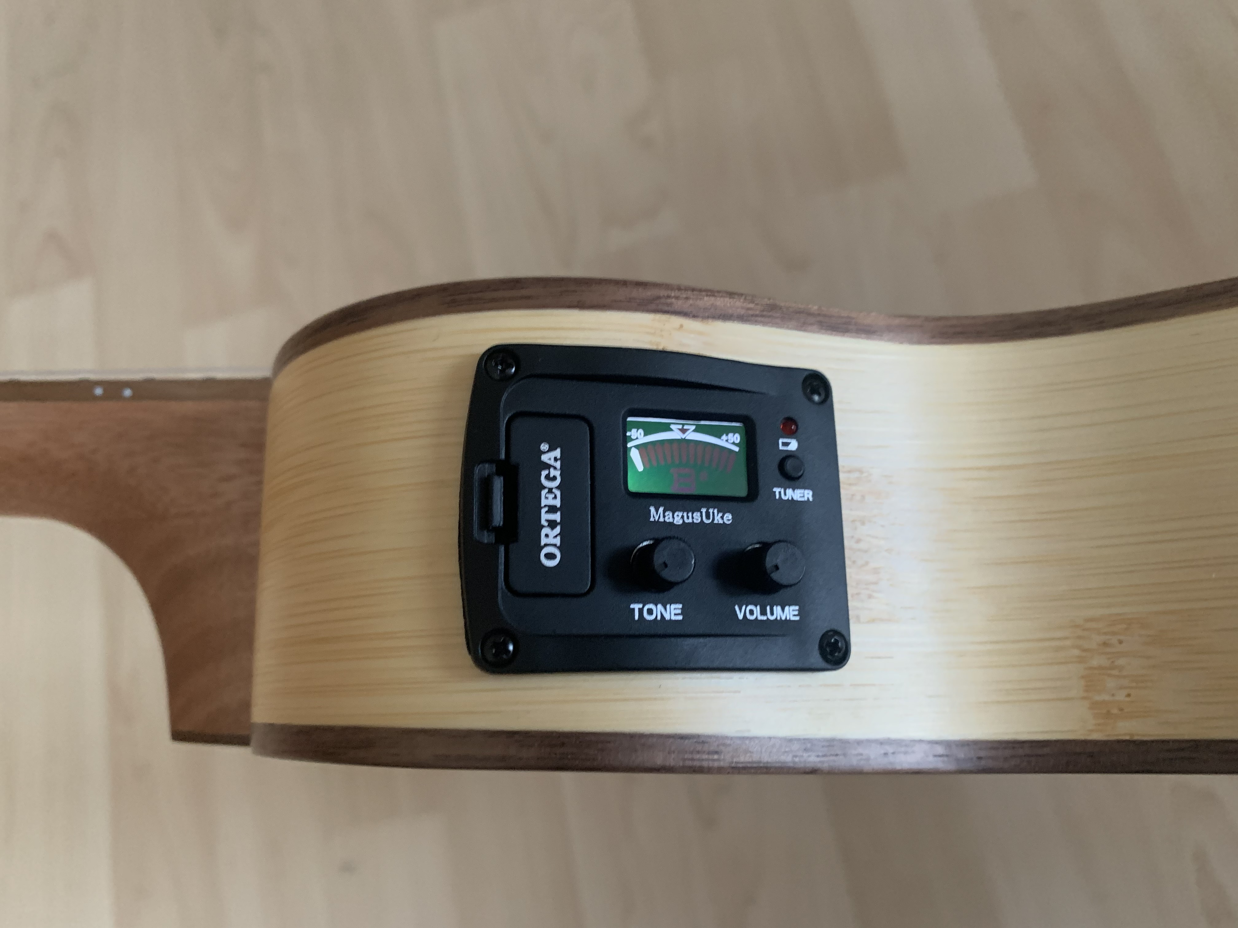 Ortega Konzert Ukulele mit Tonabnehmer und Gigbag
