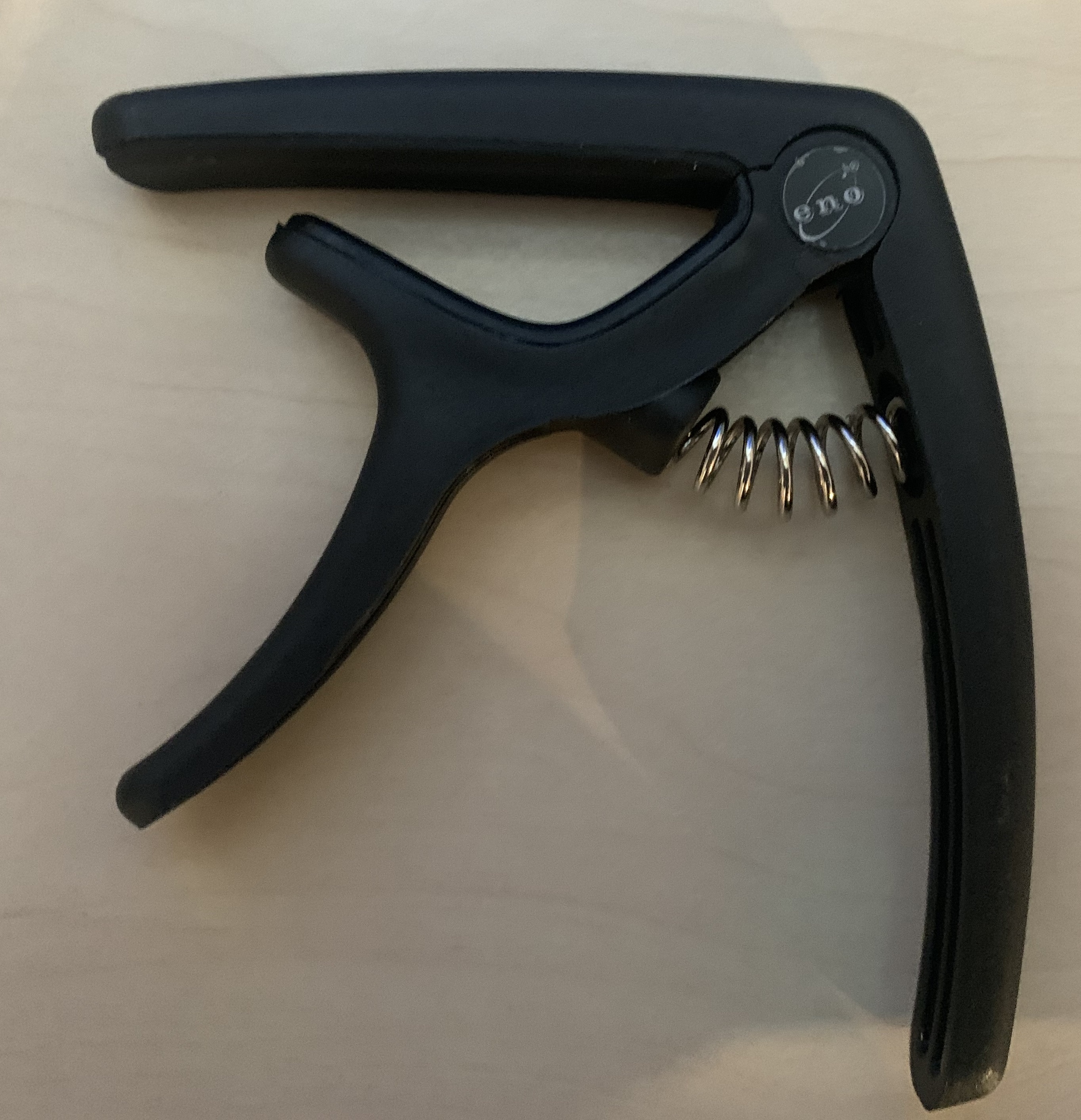 Kapodaster + 4 Plektren 