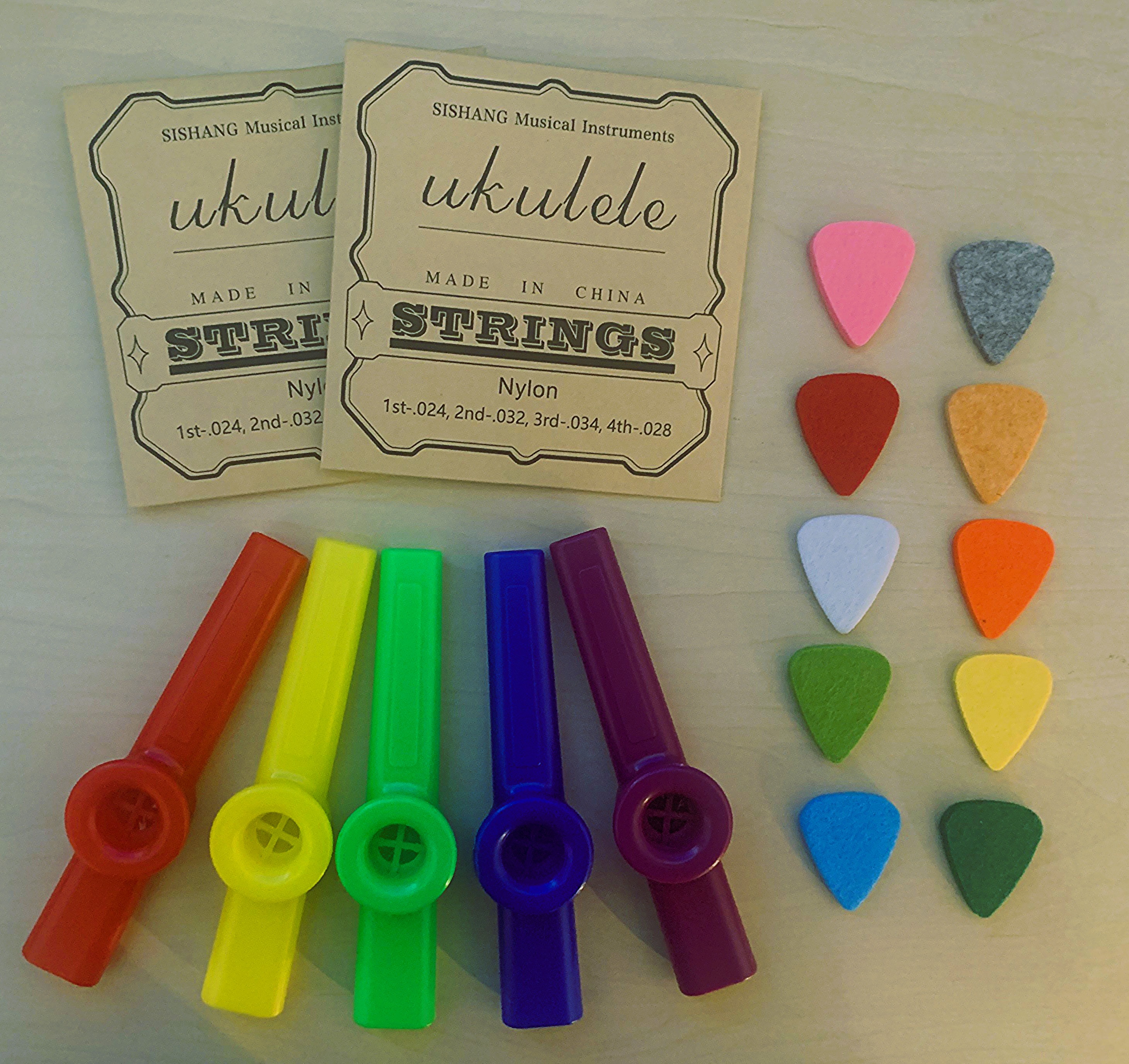 Zubehör für Ukulele -  2 x Satz Saiten -  5 x Kazoo -   10 Filzplektren  - Sonderpreis