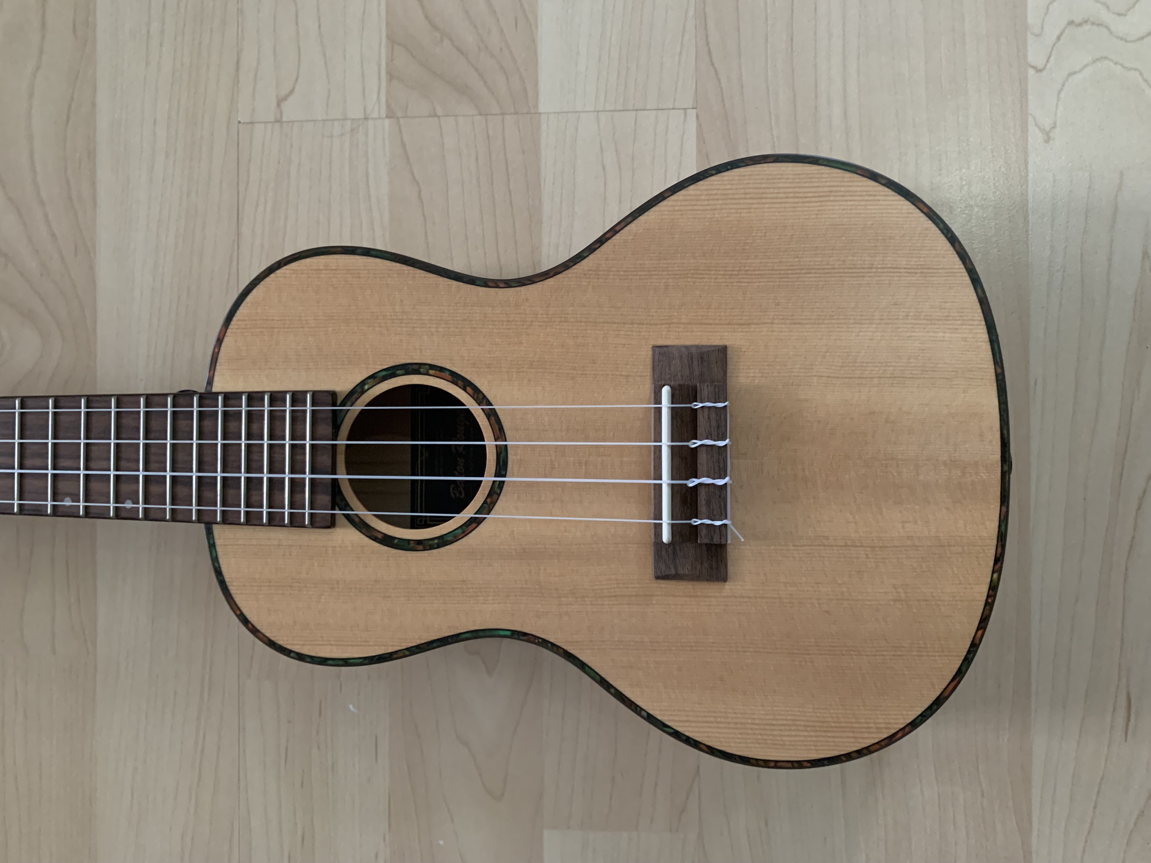 Konzert Ukulele mit massiver Sitka Fichtendecke