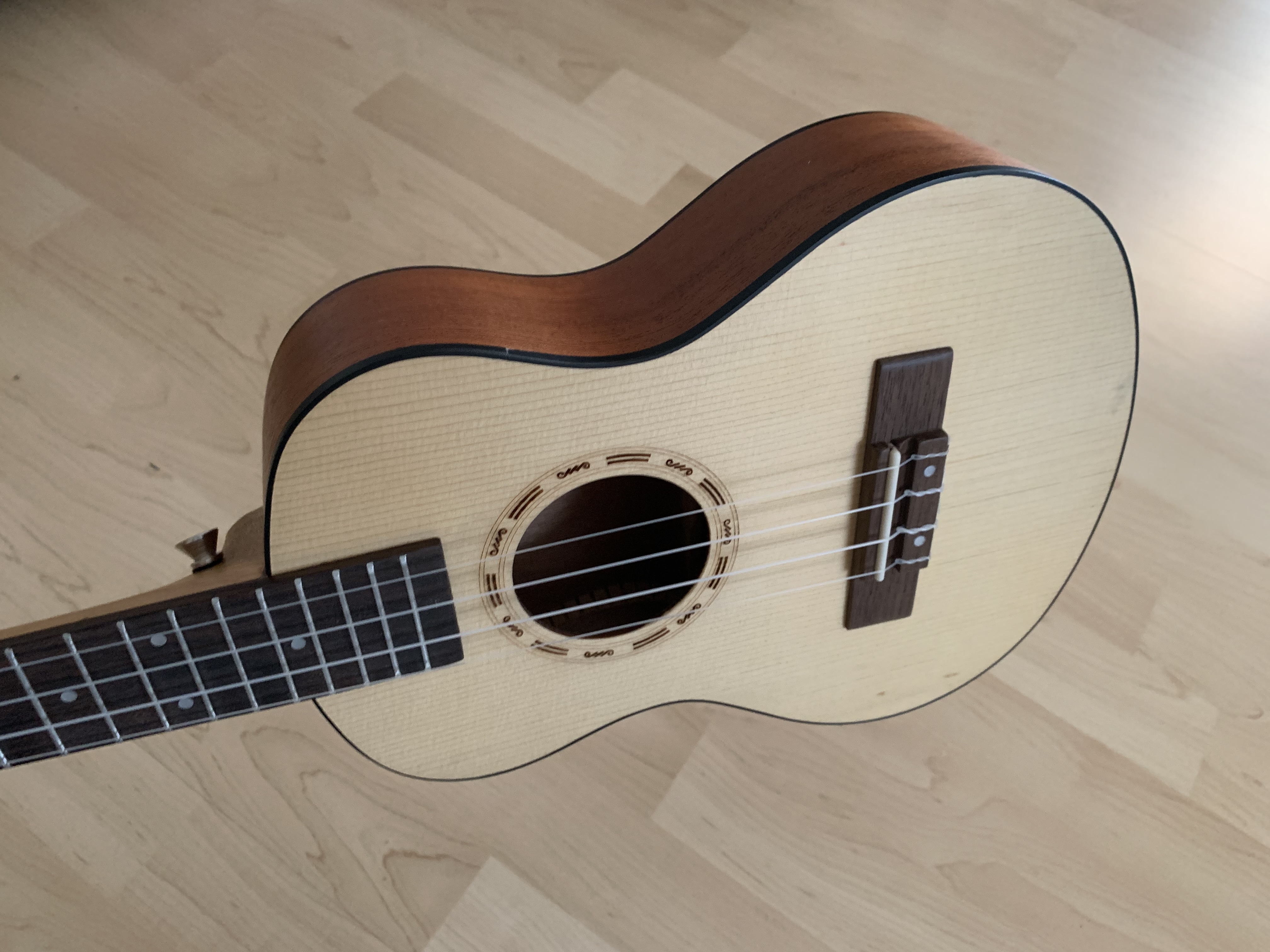 Tenor Ukulele 26" Fichten Decke - Mahagoni Zarge  + Zubehör