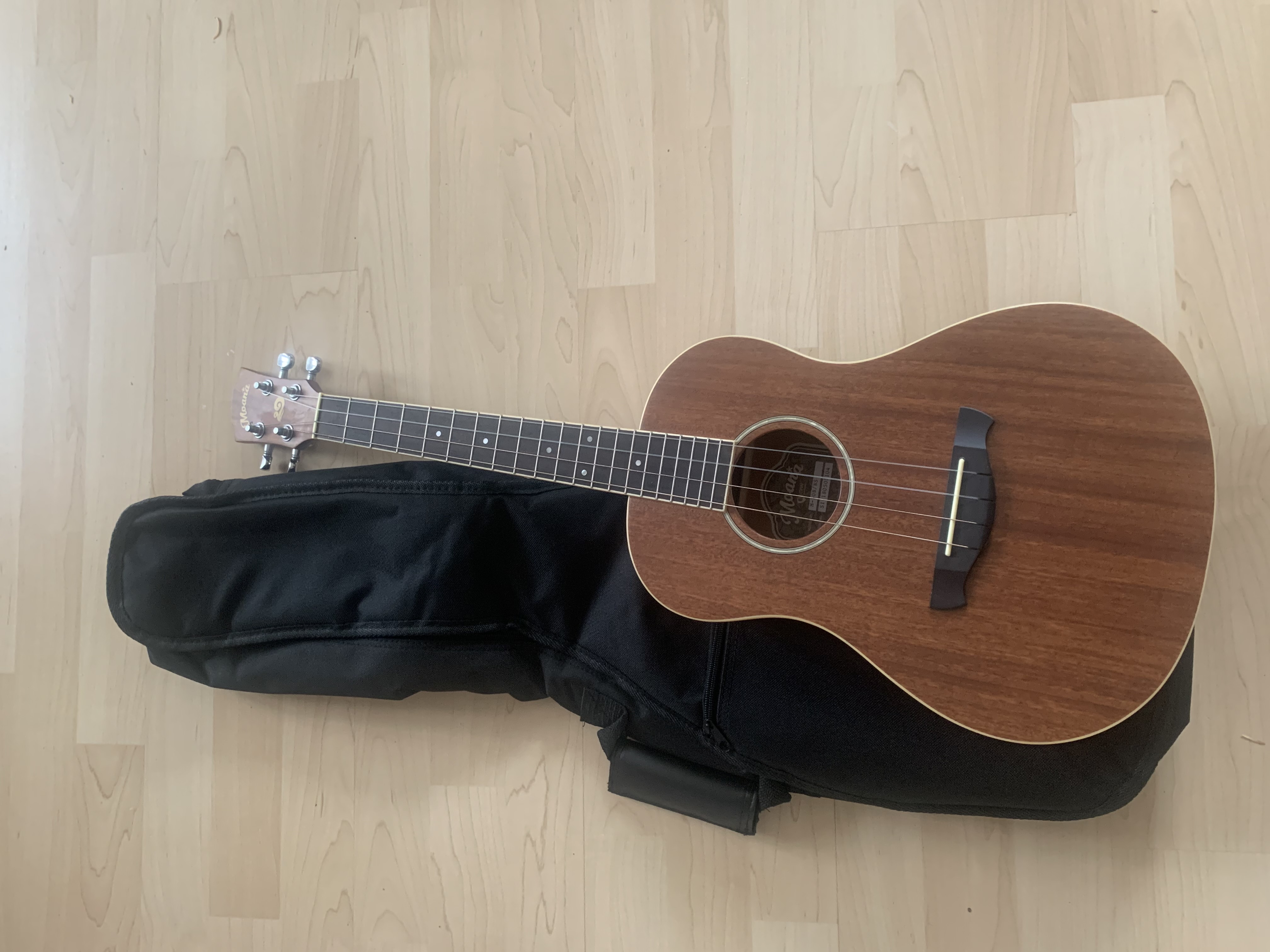 Moana Bariton Ukulele 30"  mit Premium Gigbag