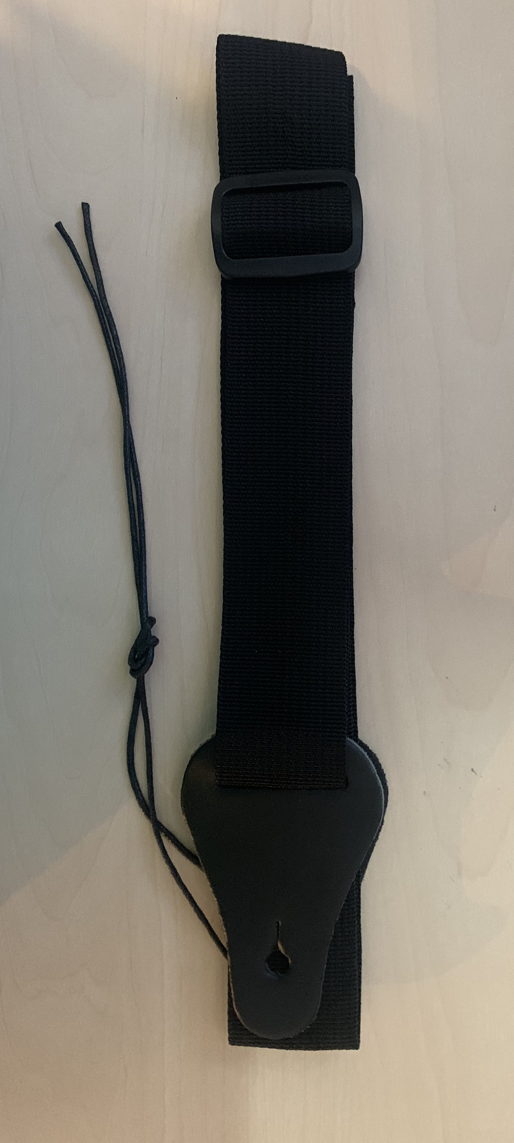 Ukulelen Gurt schwarz 4 cm breit mit 2 Gurtpins schwarz