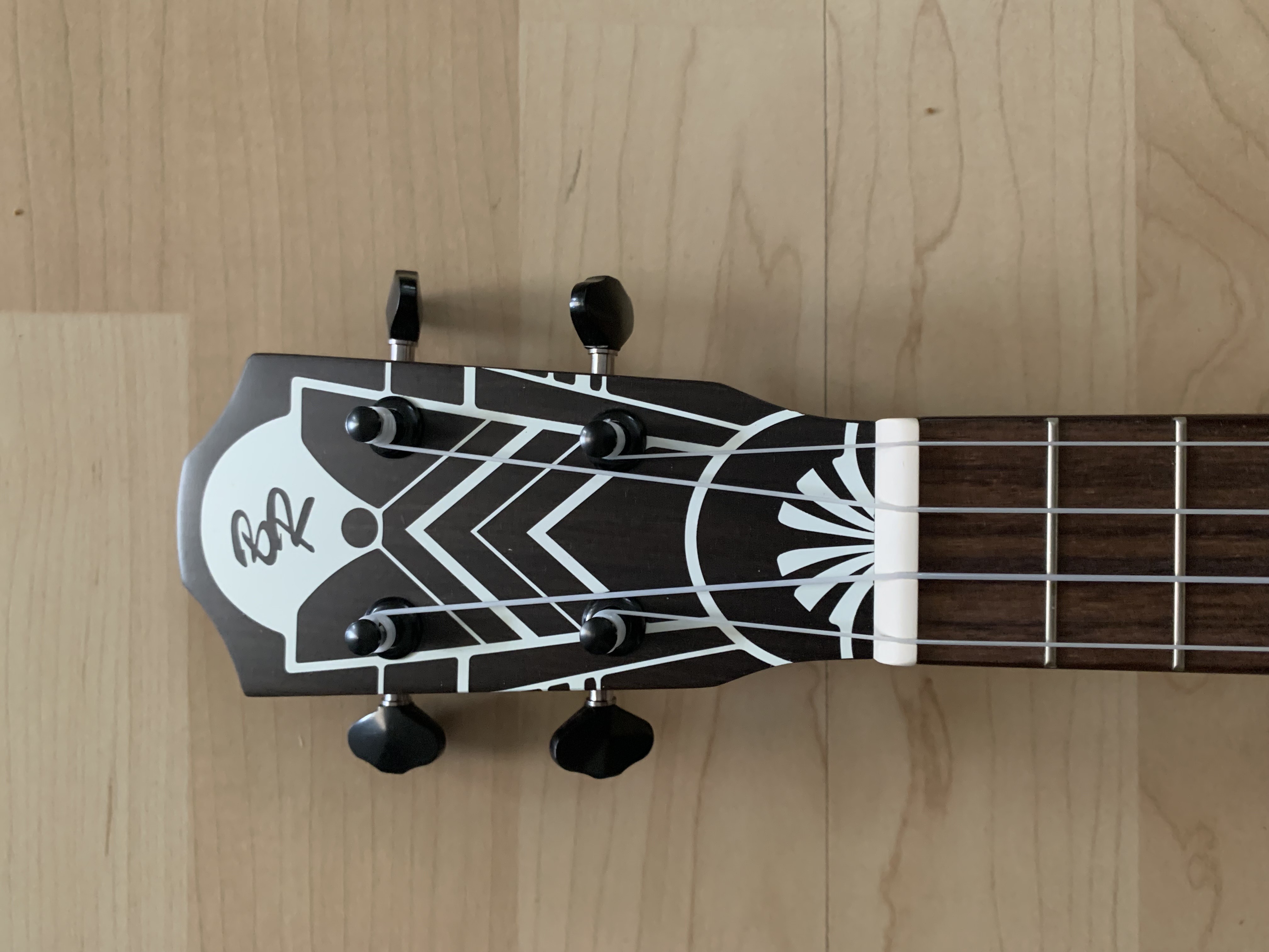 Konzert Ukulele mit massiver Sitka Fichtendecke