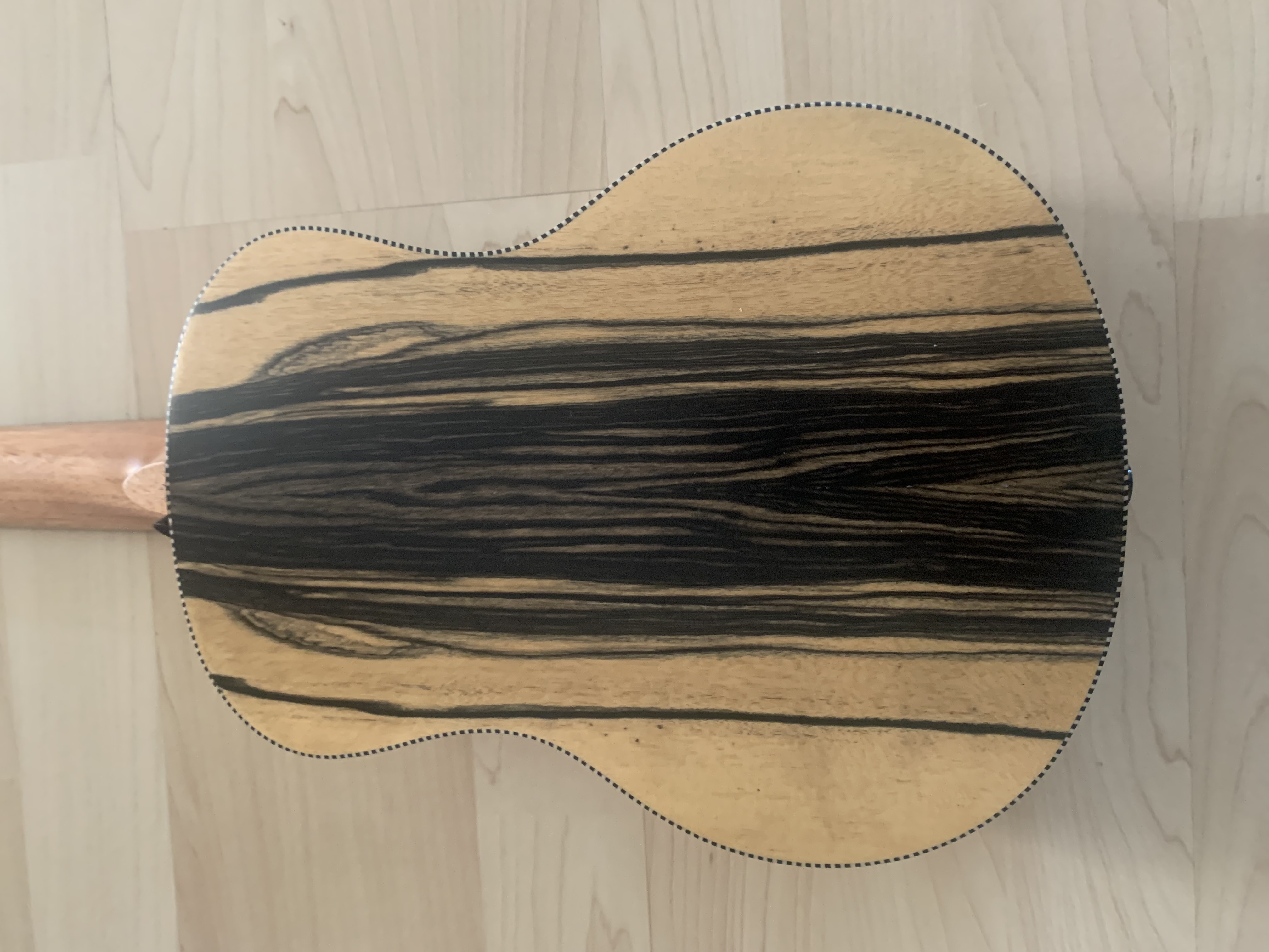 Tenor Ukulele 26" aus schwarz-weißem Ebenholz zum Sonderpreis