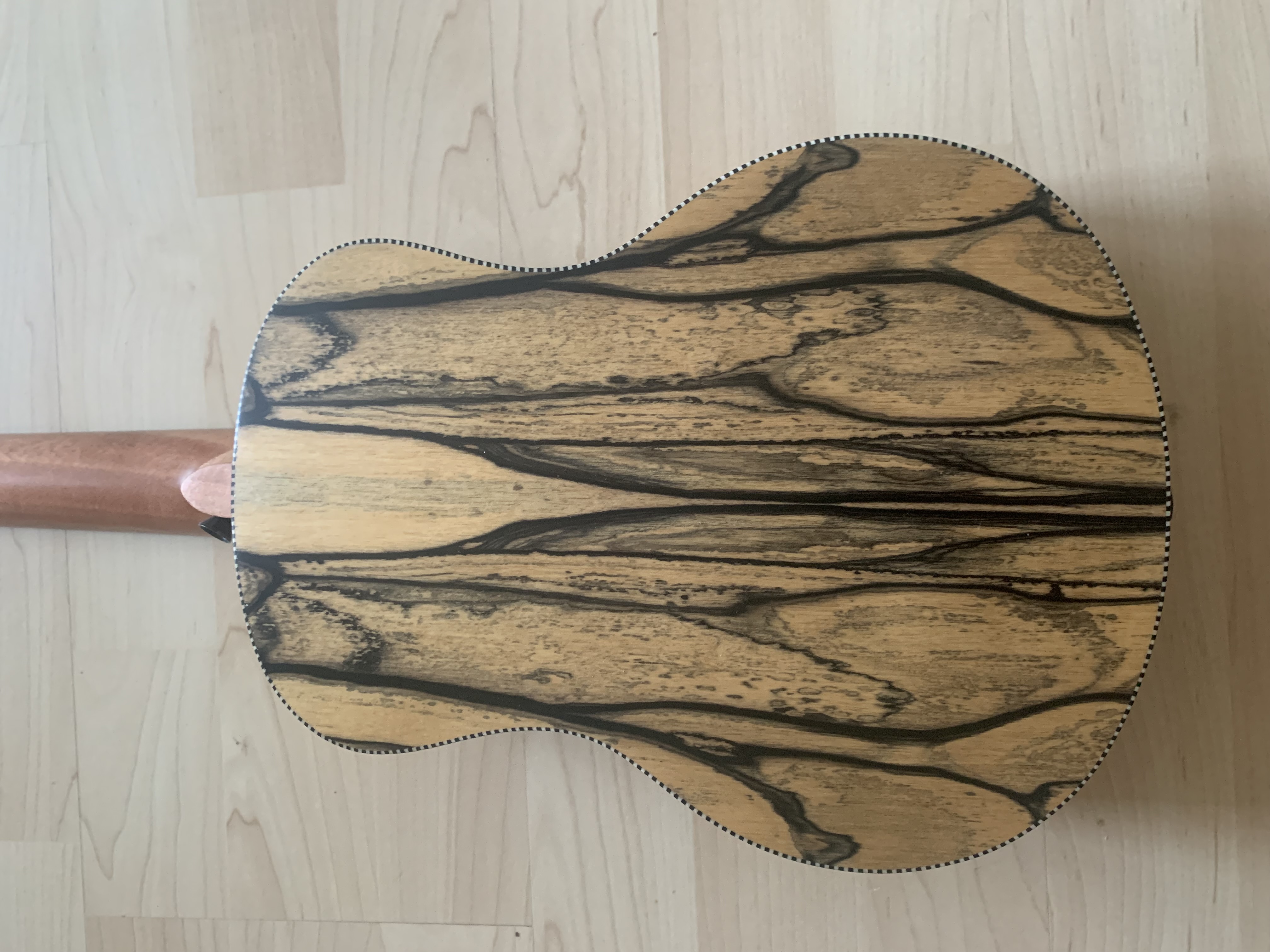 Tenor Ukulele 26“ aus schwarz weißem Ebenholz