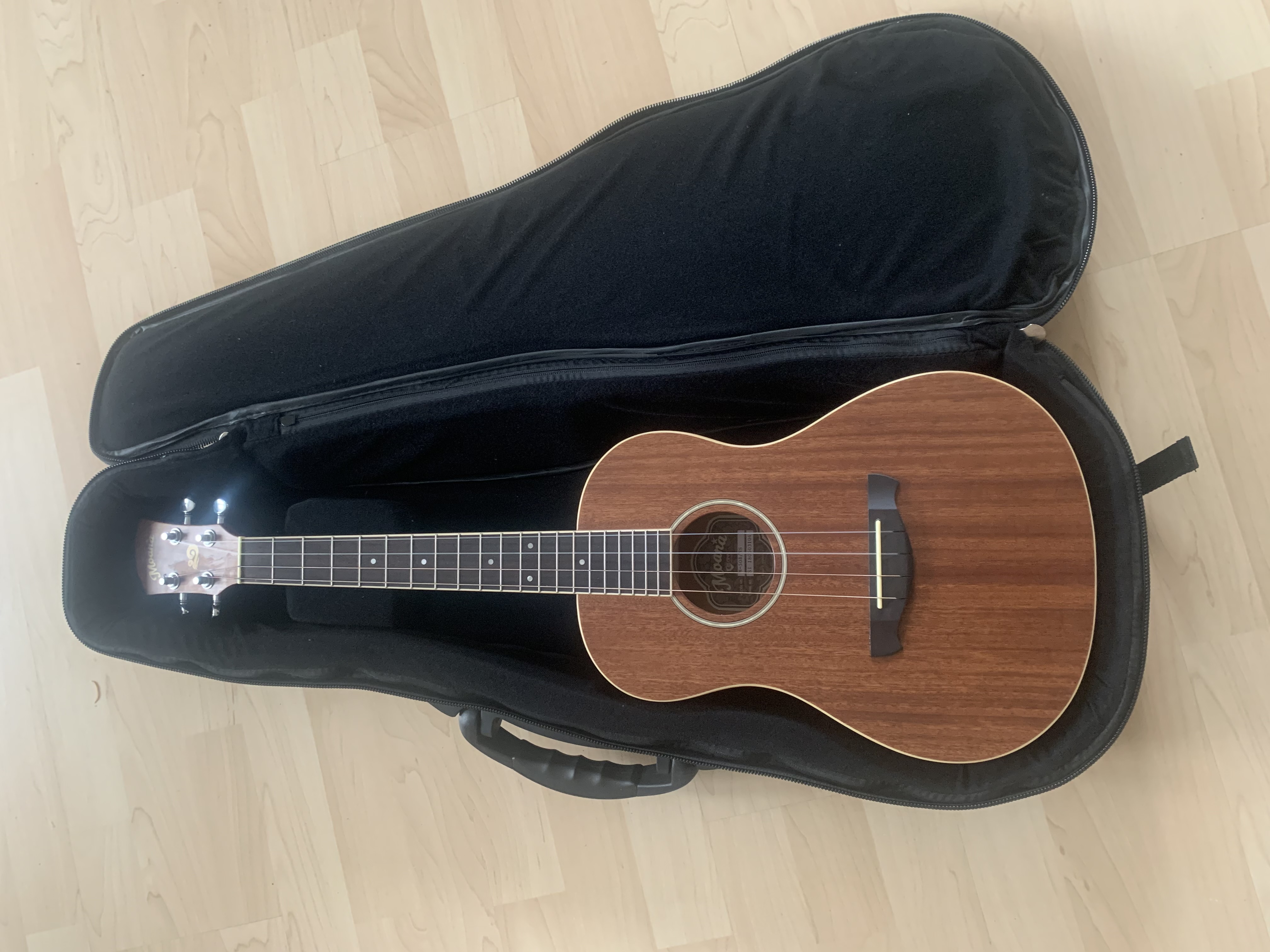 Moana Bariton Ukulele 30"  mit Premium Gigbag