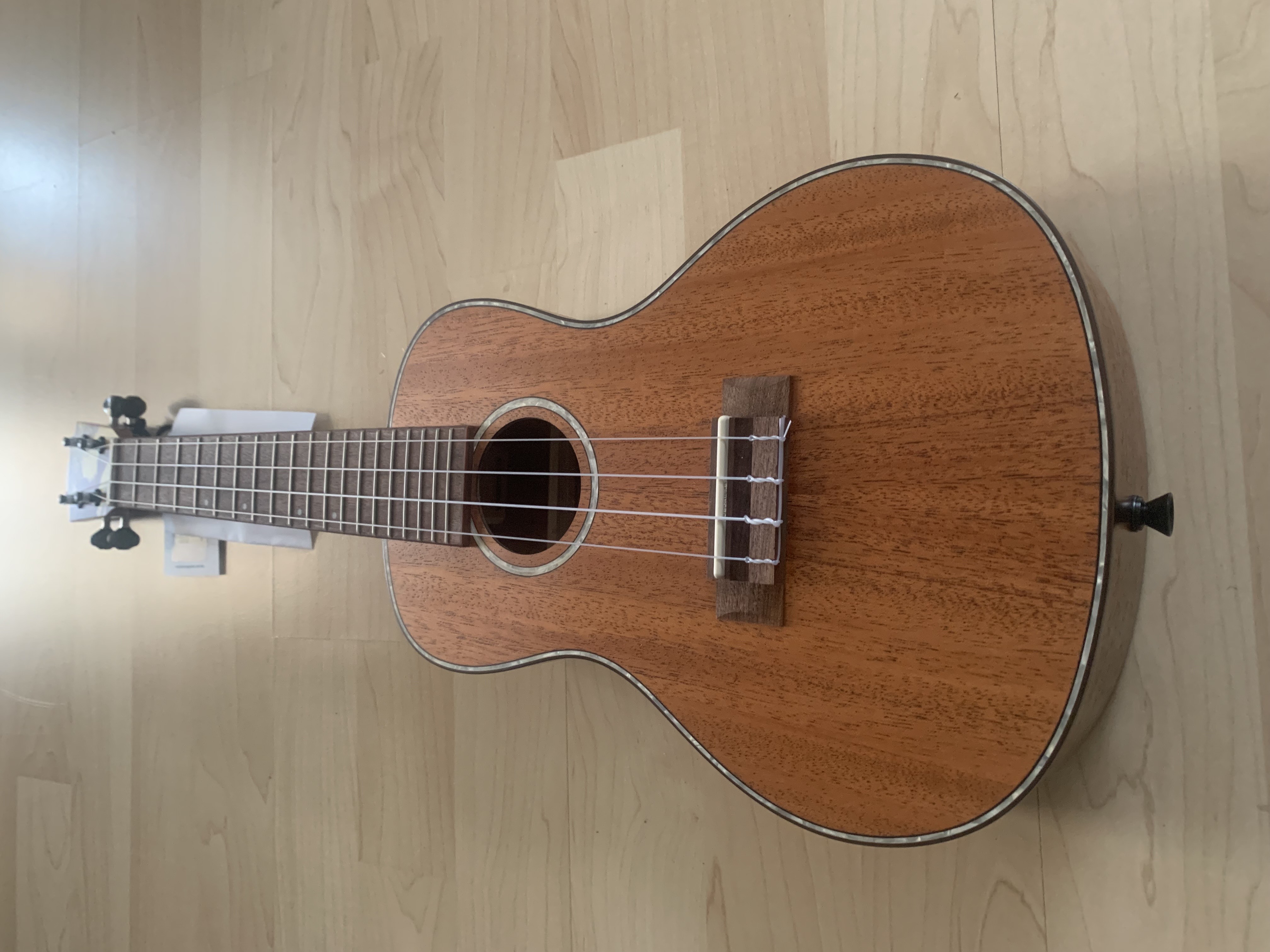 Konzert Ukulele Mahagoni mit Zubehör zum Sonderpreis