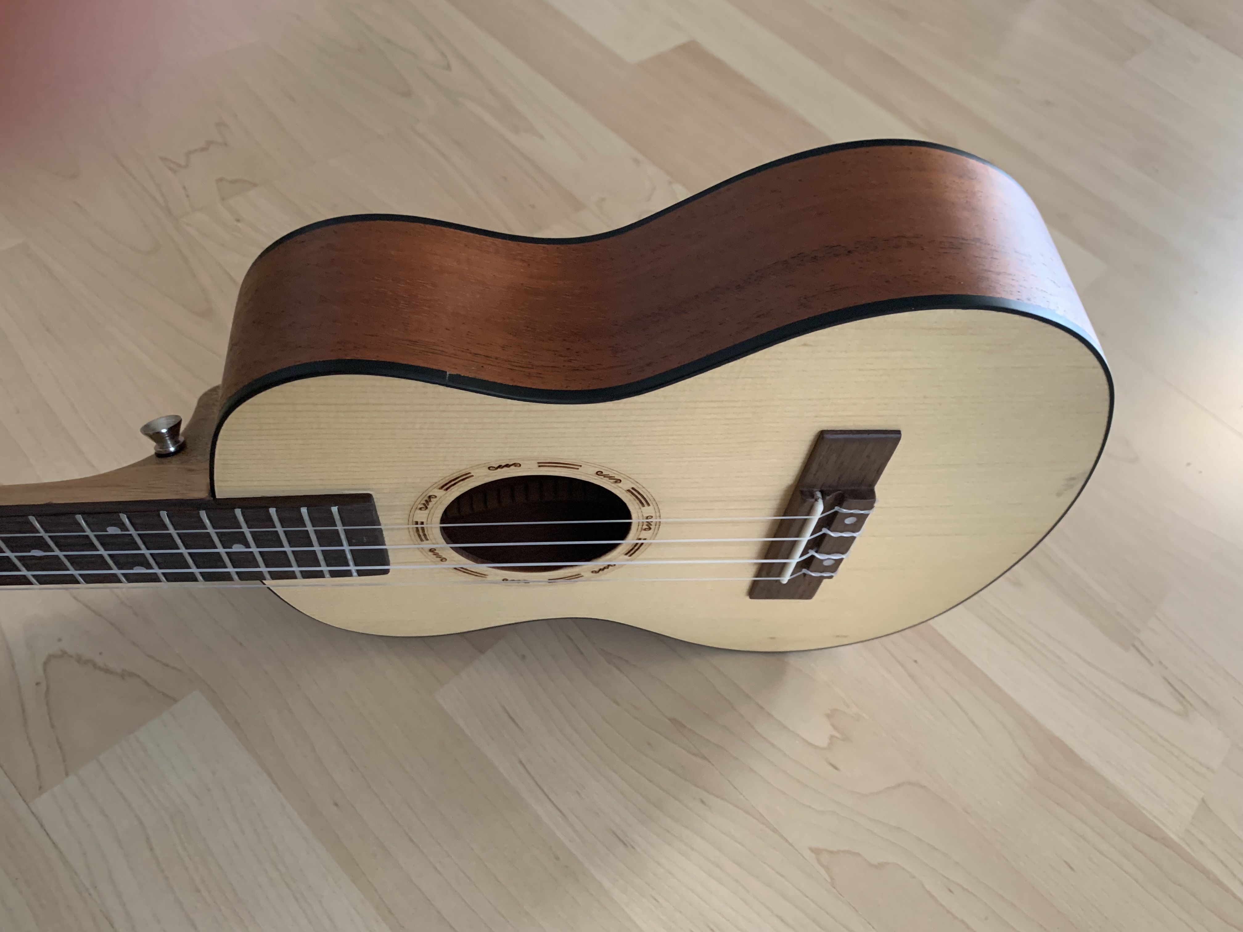 Tenor Ukulele 26" Fichten Decke - Mahagoni Zarge  + Zubehör