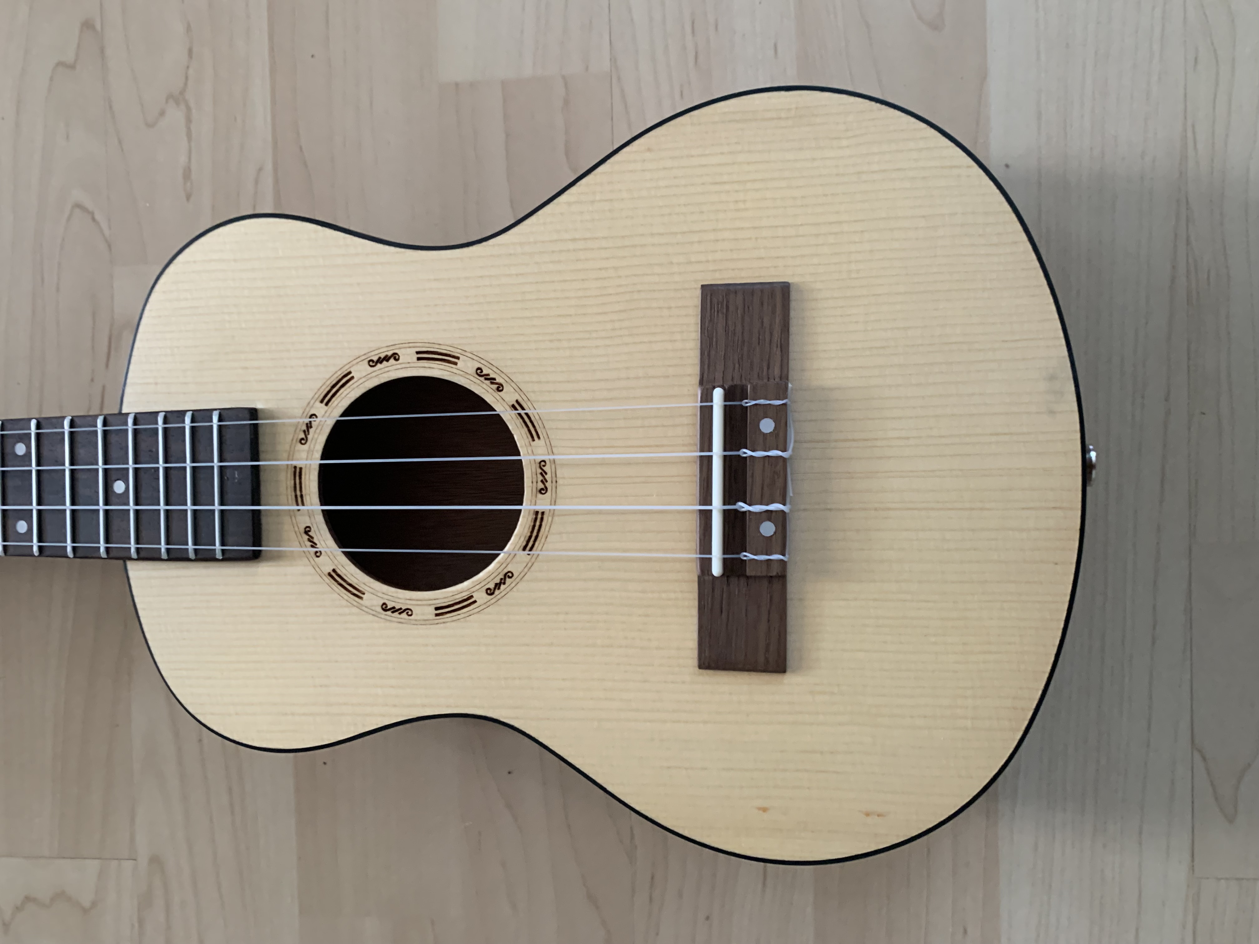 Tenor Ukulele 26" Fichten Decke - Mahagoni Zarge  + Zubehör