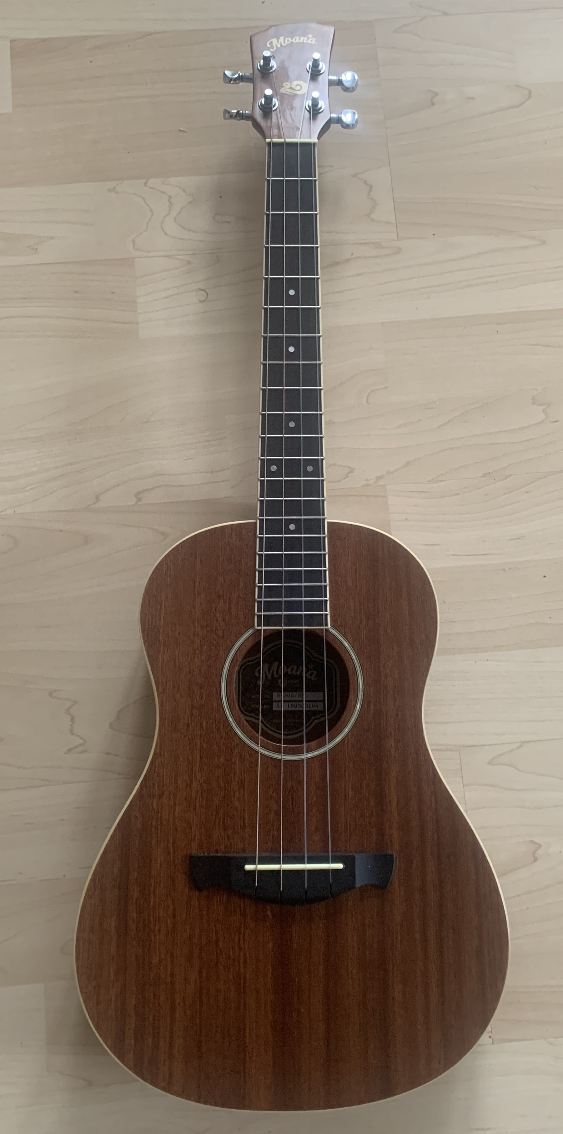 Moana Bariton Ukulele 30"  mit Premium Gigbag
