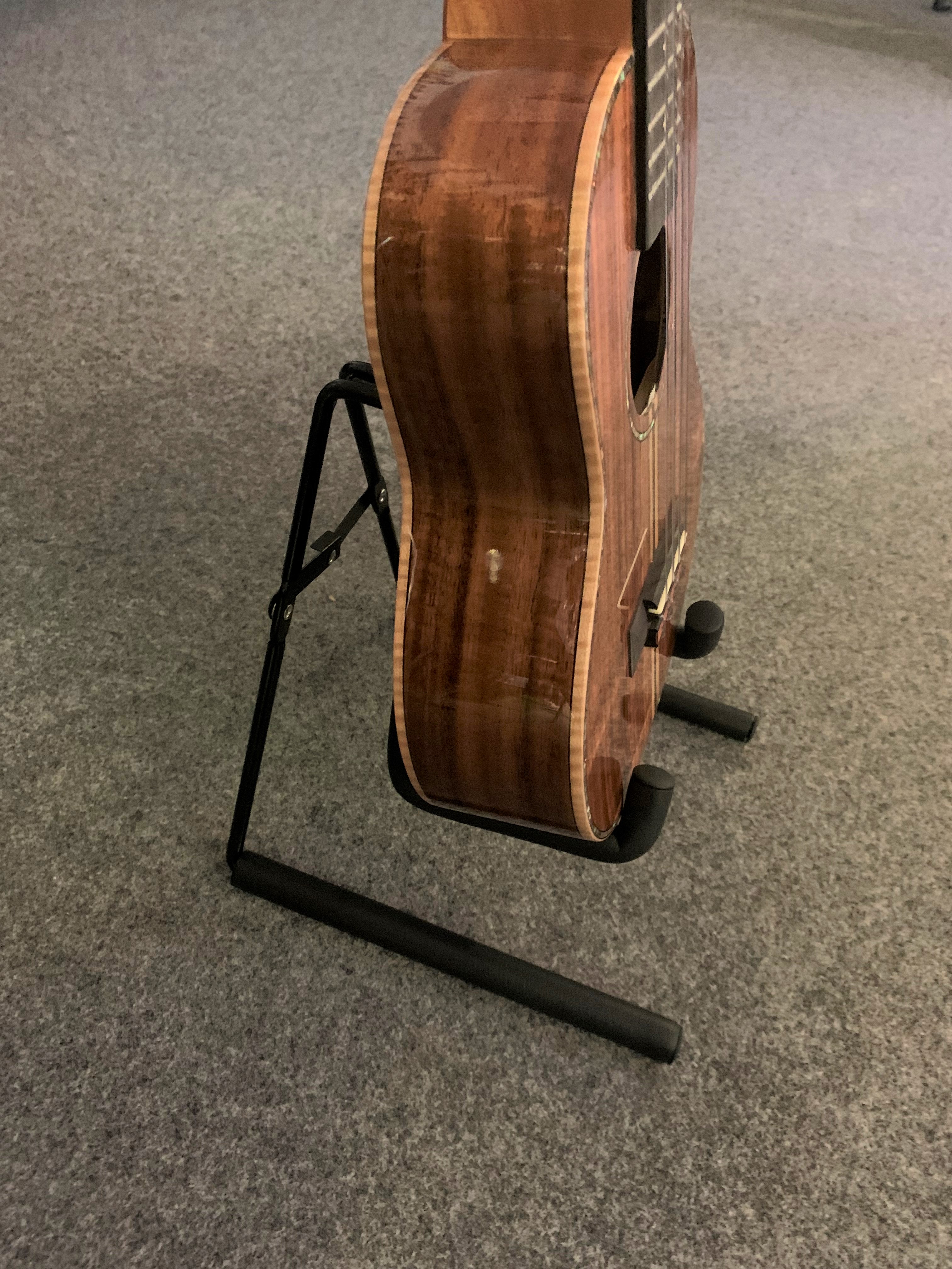Ukulelen Ständer für alle Größen geeignet