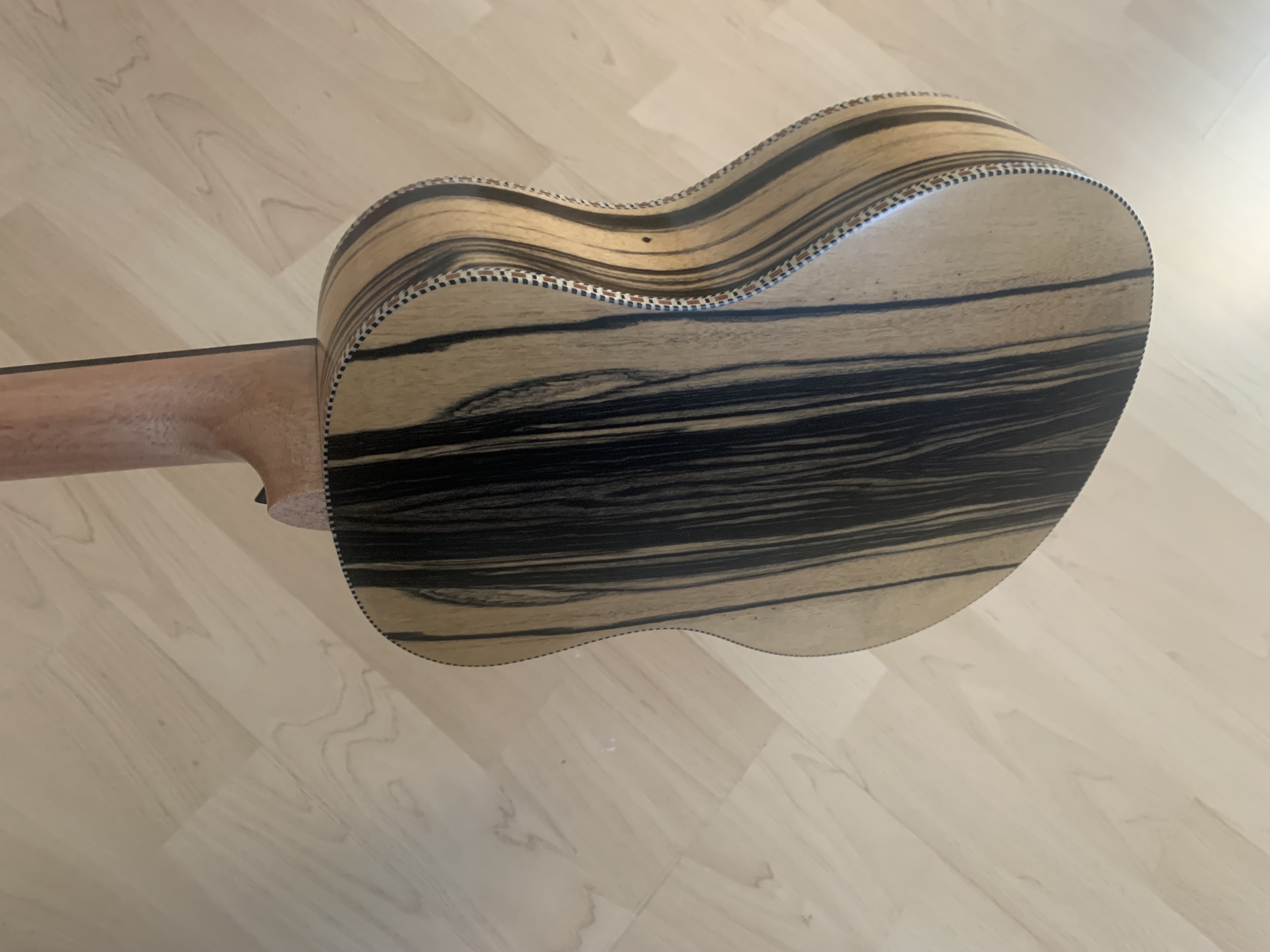 Tenor Ukulele 26" aus schwarz-weißem Ebenholz zum Sonderpreis