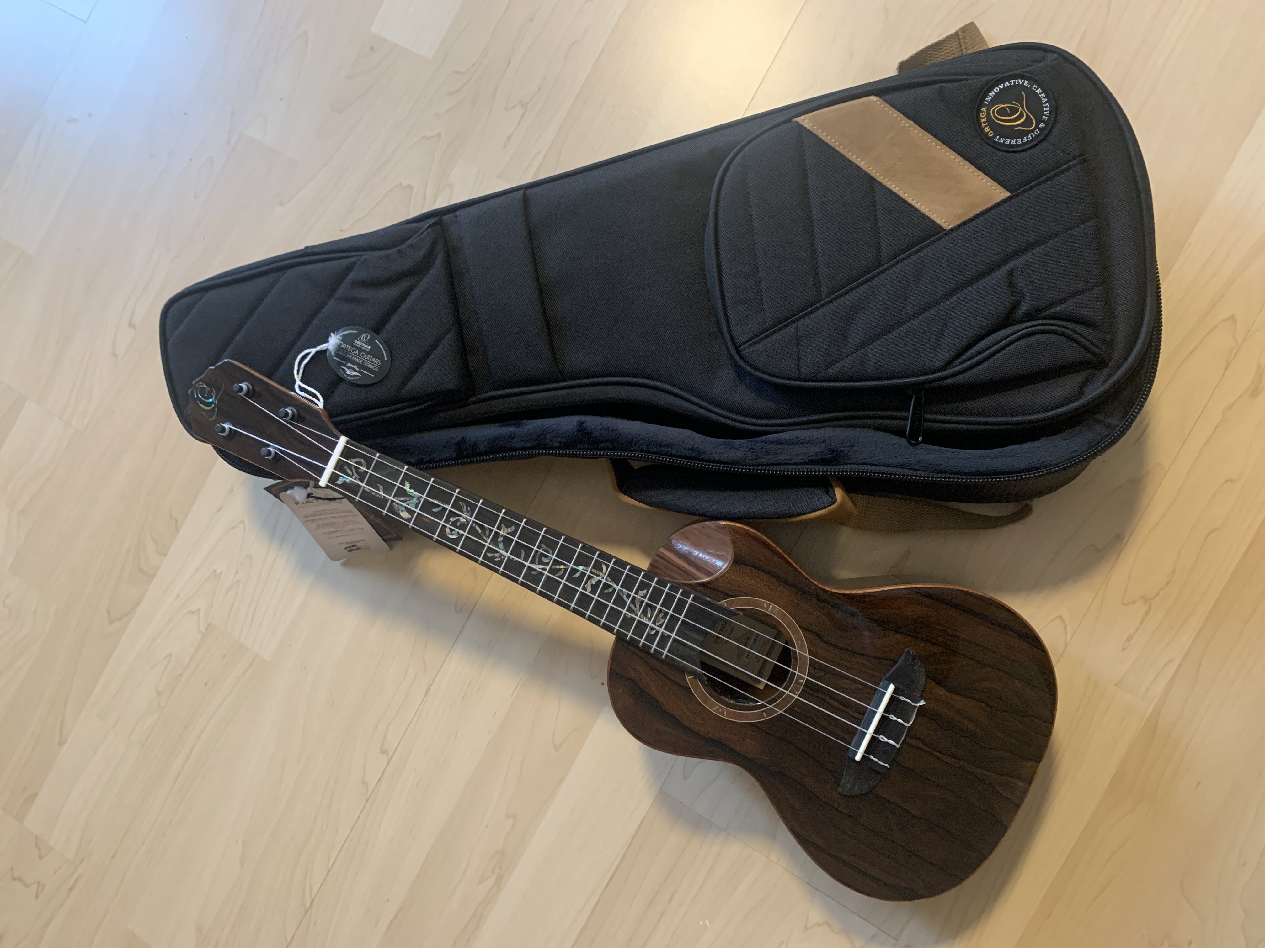 Ortega Konzert Ukulele Elite  aus Zirikote mit Tonabnehmer + Elite Gigbag