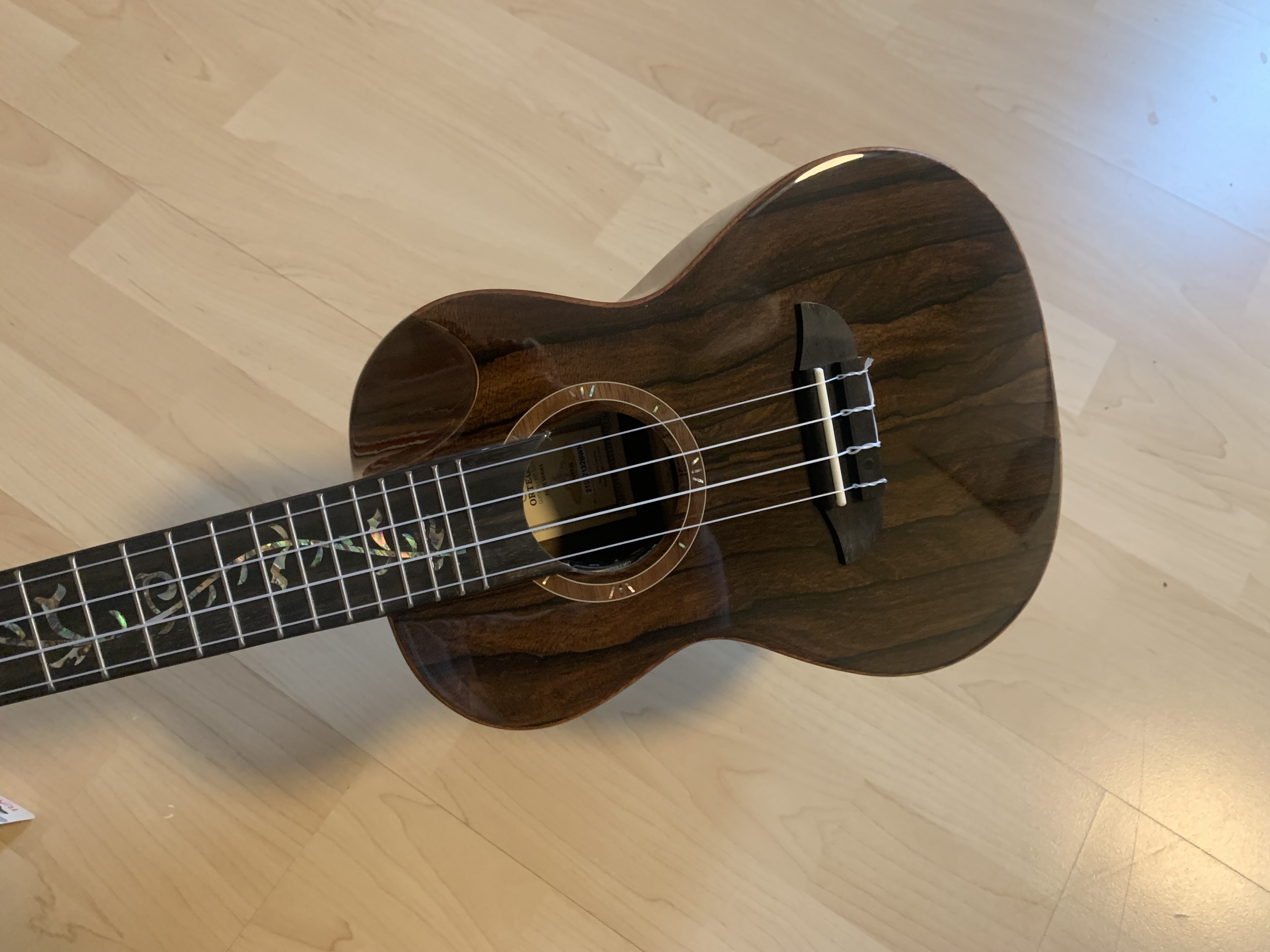 Ortega Konzert Ukulele Elite  aus Zirikote mit Tonabnehmer + Elite Gigbag