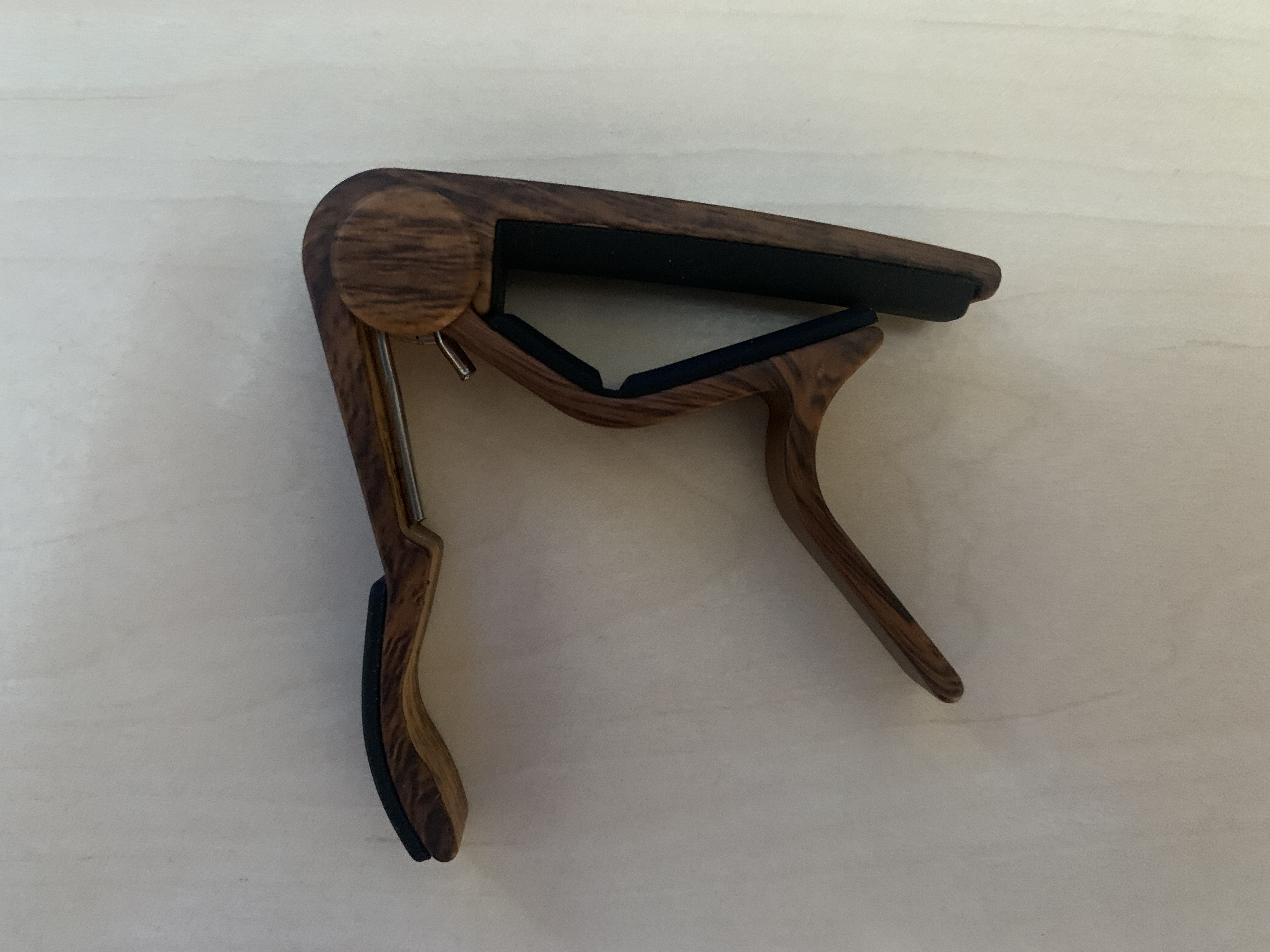 Kapodaster für Ukulele - Holzfarbe  mit Plektren