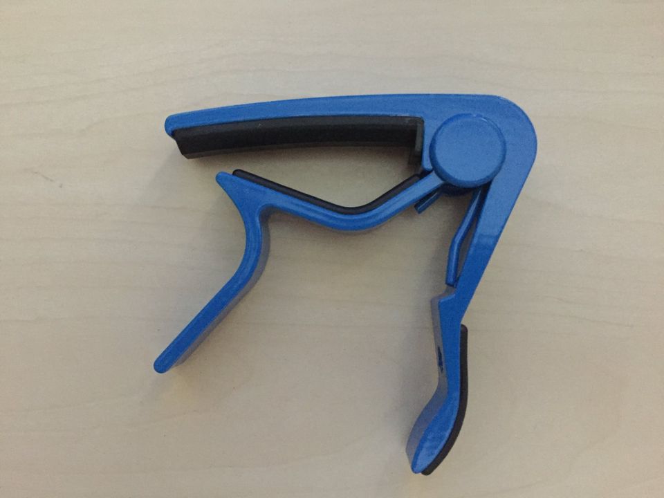 Kapodaster mit 4 Plektren in Blau