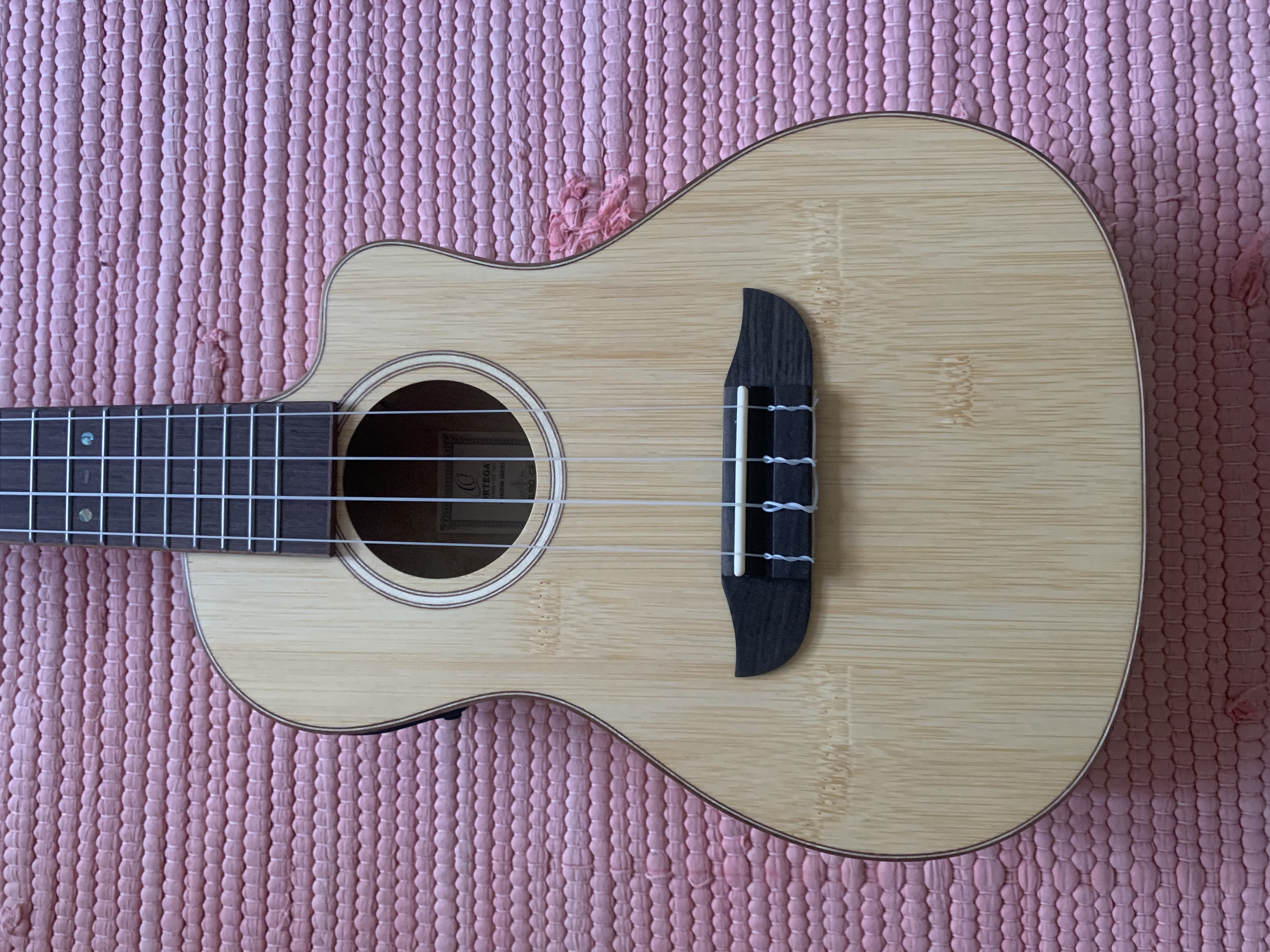Ortega Konzert Ukulele mit Tonabnehmer und Gigbag