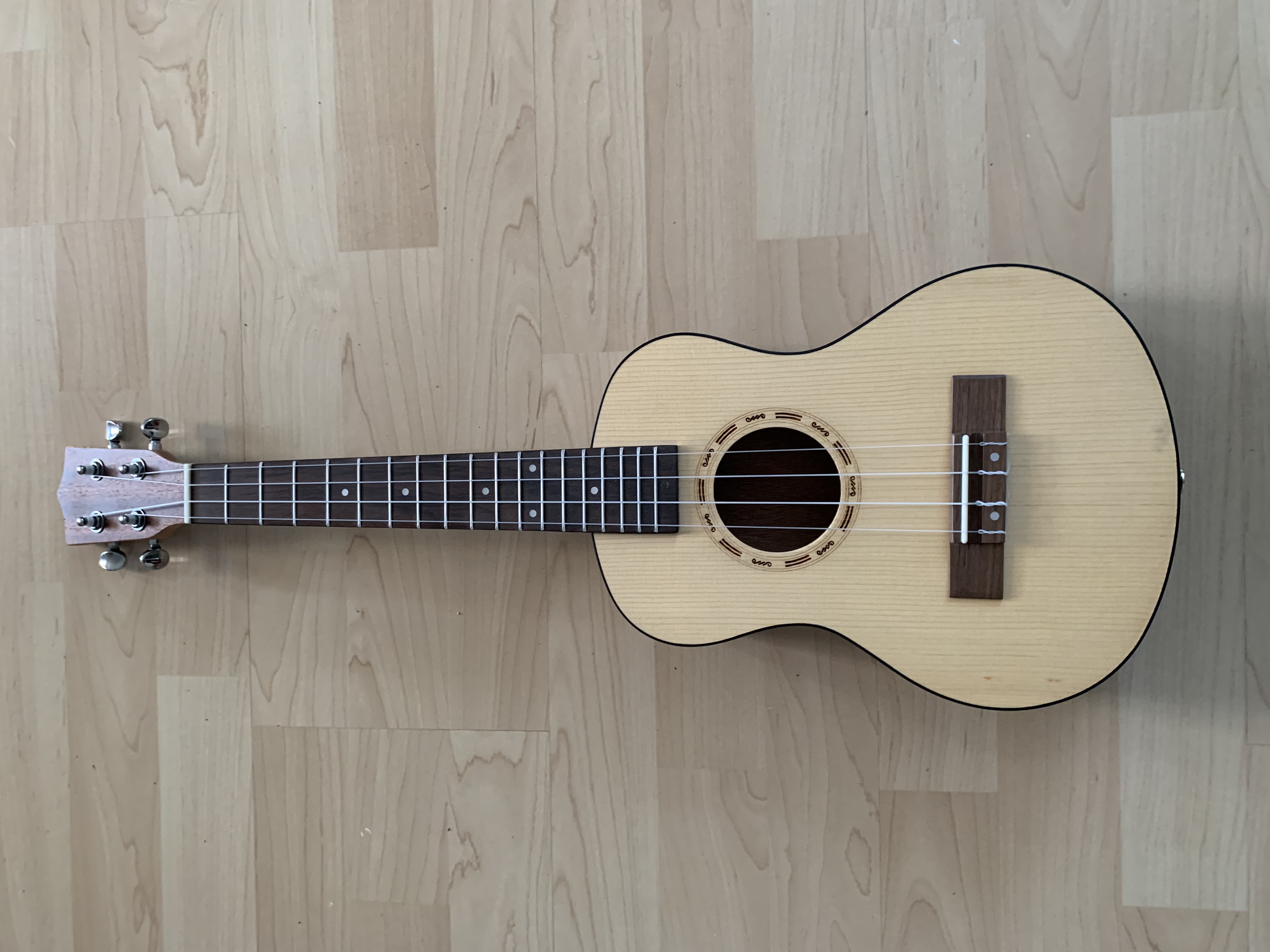 Tenor Ukulele 26" Fichten Decke - Mahagoni Zarge  + Zubehör