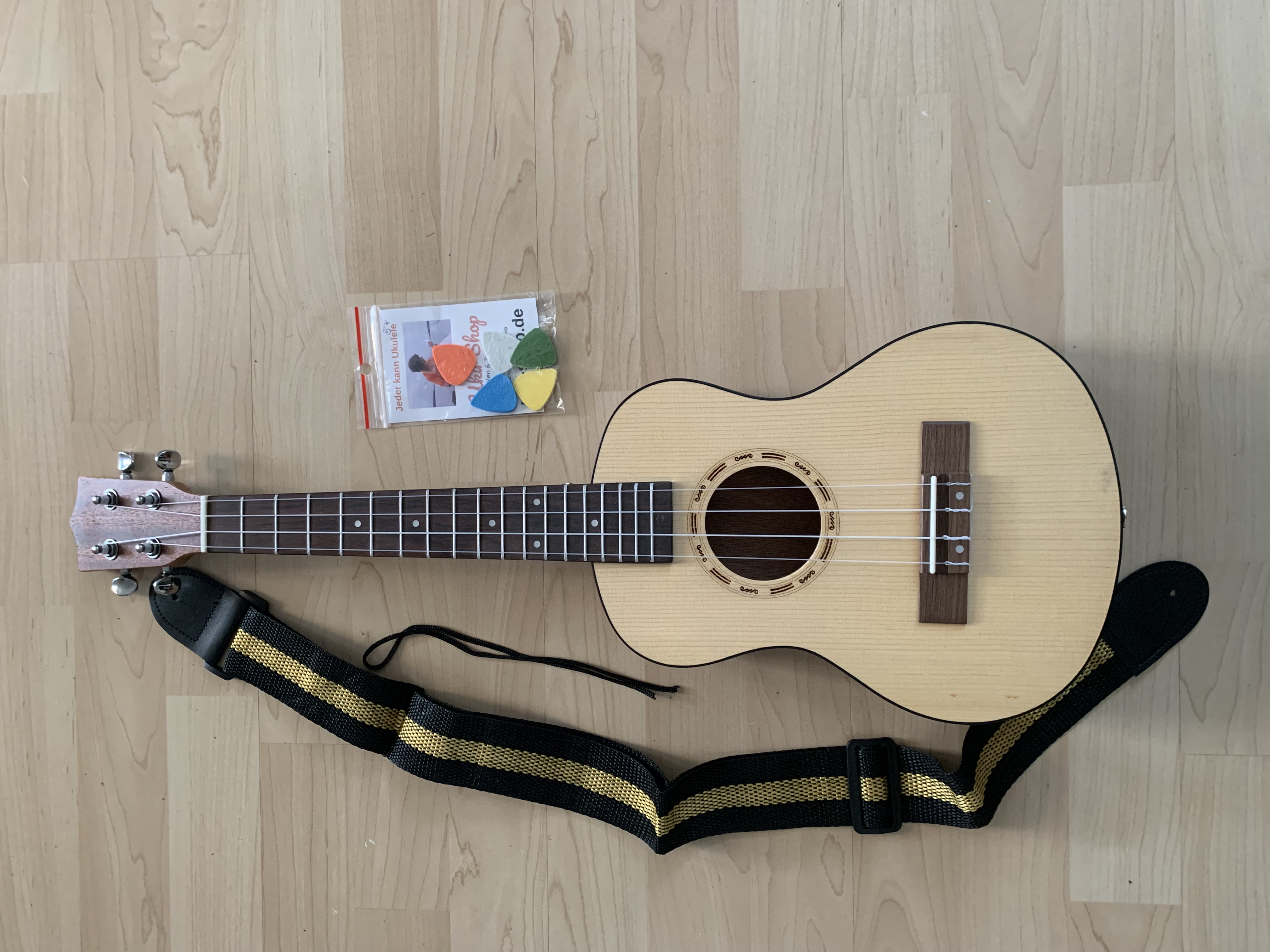 Tenor Ukulele 26" Fichten Decke - Mahagoni Zarge  + Zubehör