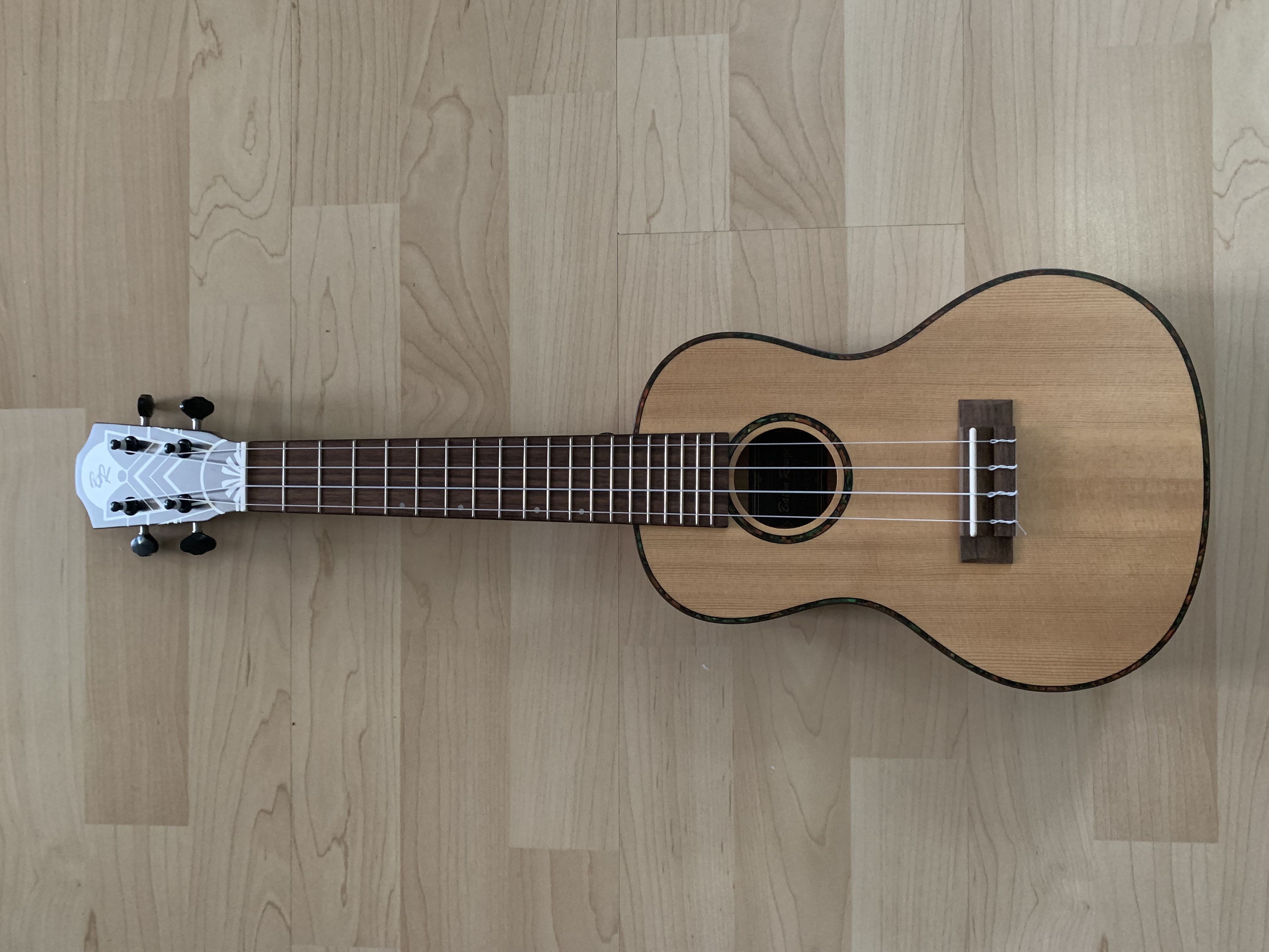 Konzert Ukulele mit massiver Sitka Fichtendecke