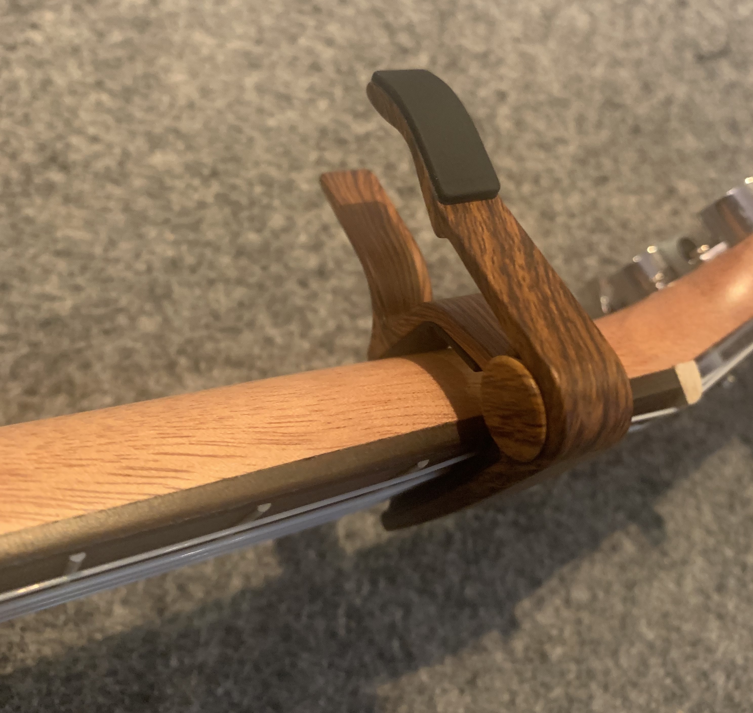 Kapodaster für Ukulele - Holzfarbe  mit Plektren
