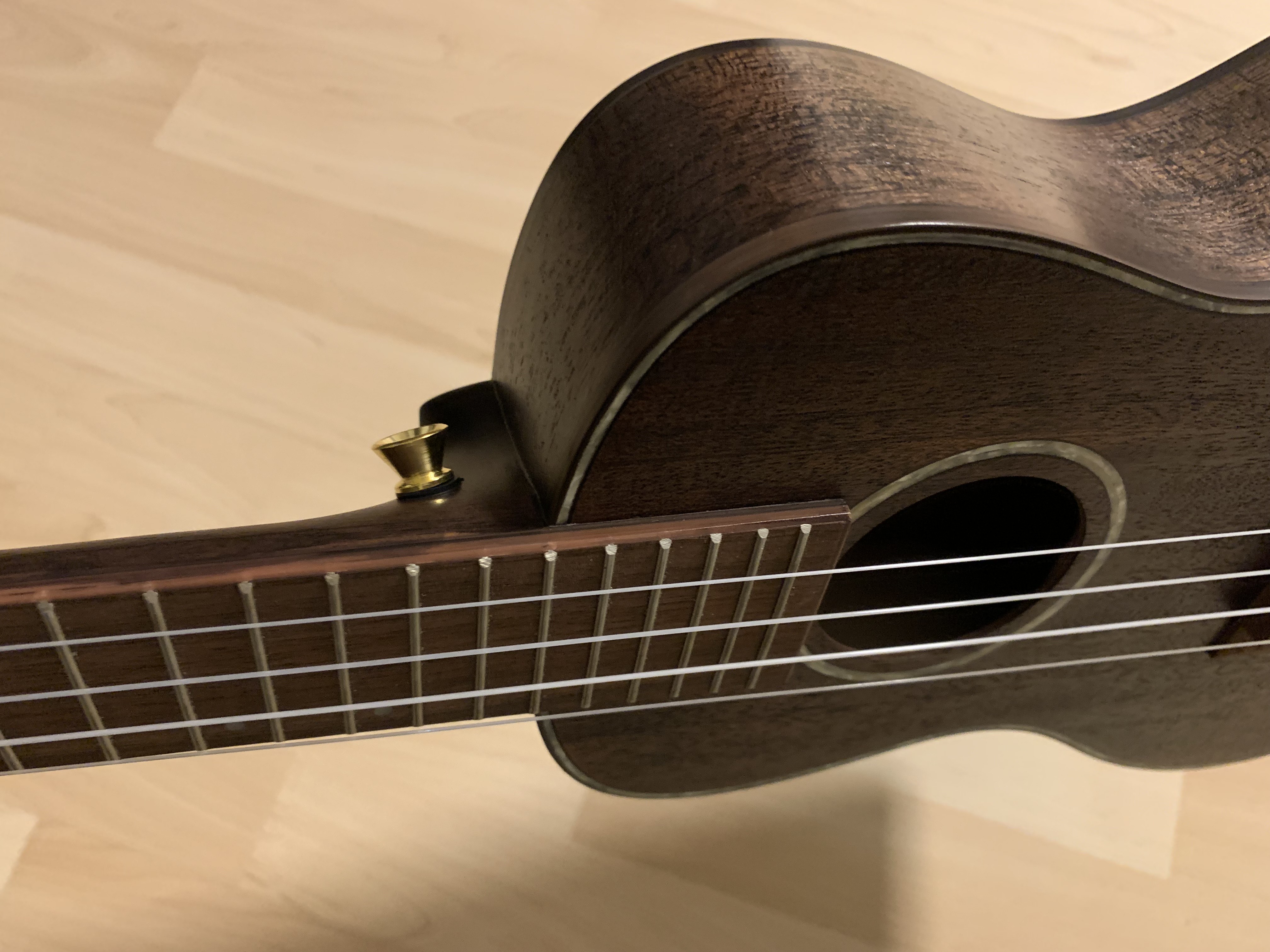 Konzert Ukulele Dunkles Mahagoni (screwed charocoal) mit Zubehör