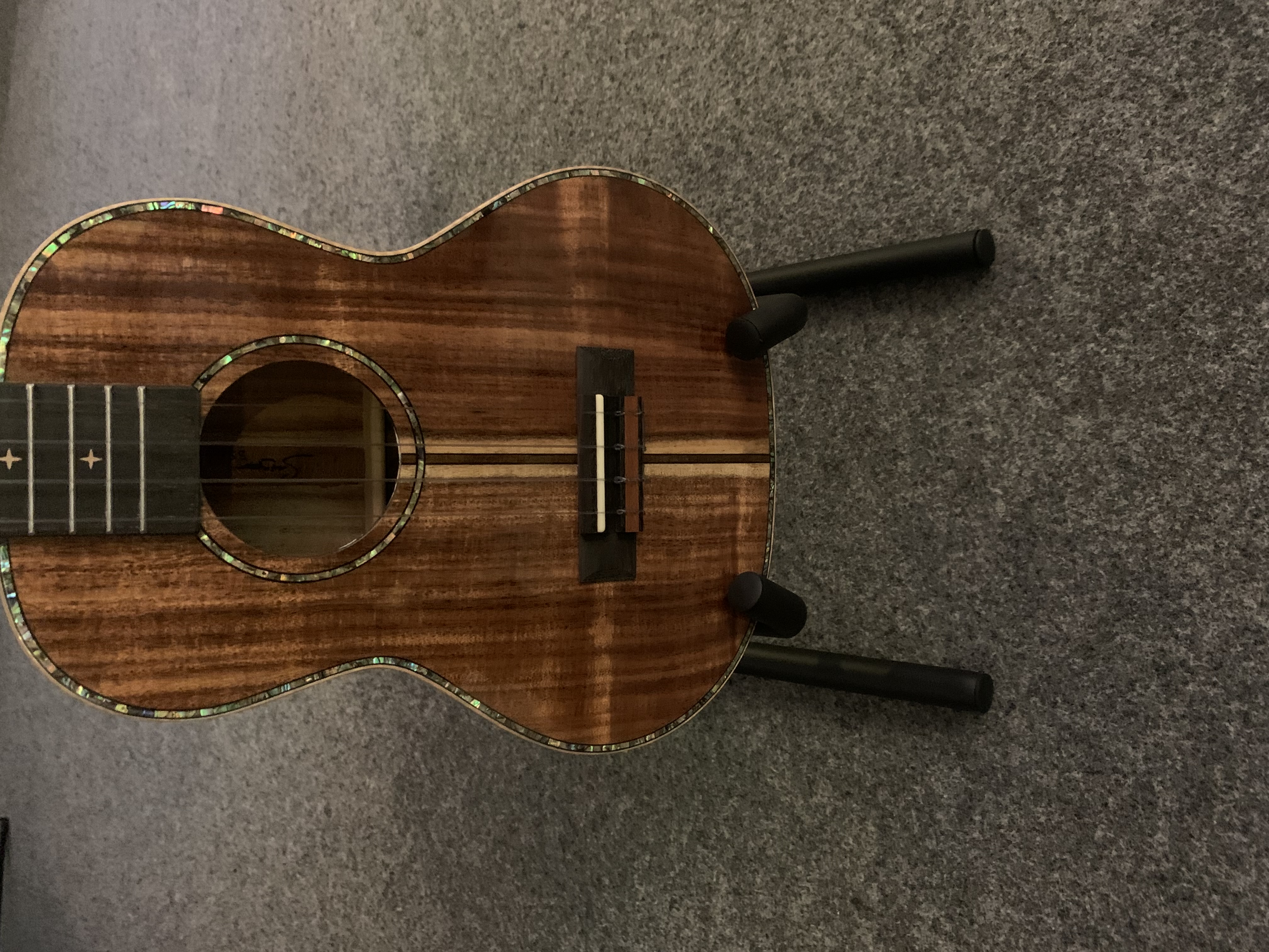 Ukulelen Ständer für alle Größen geeignet