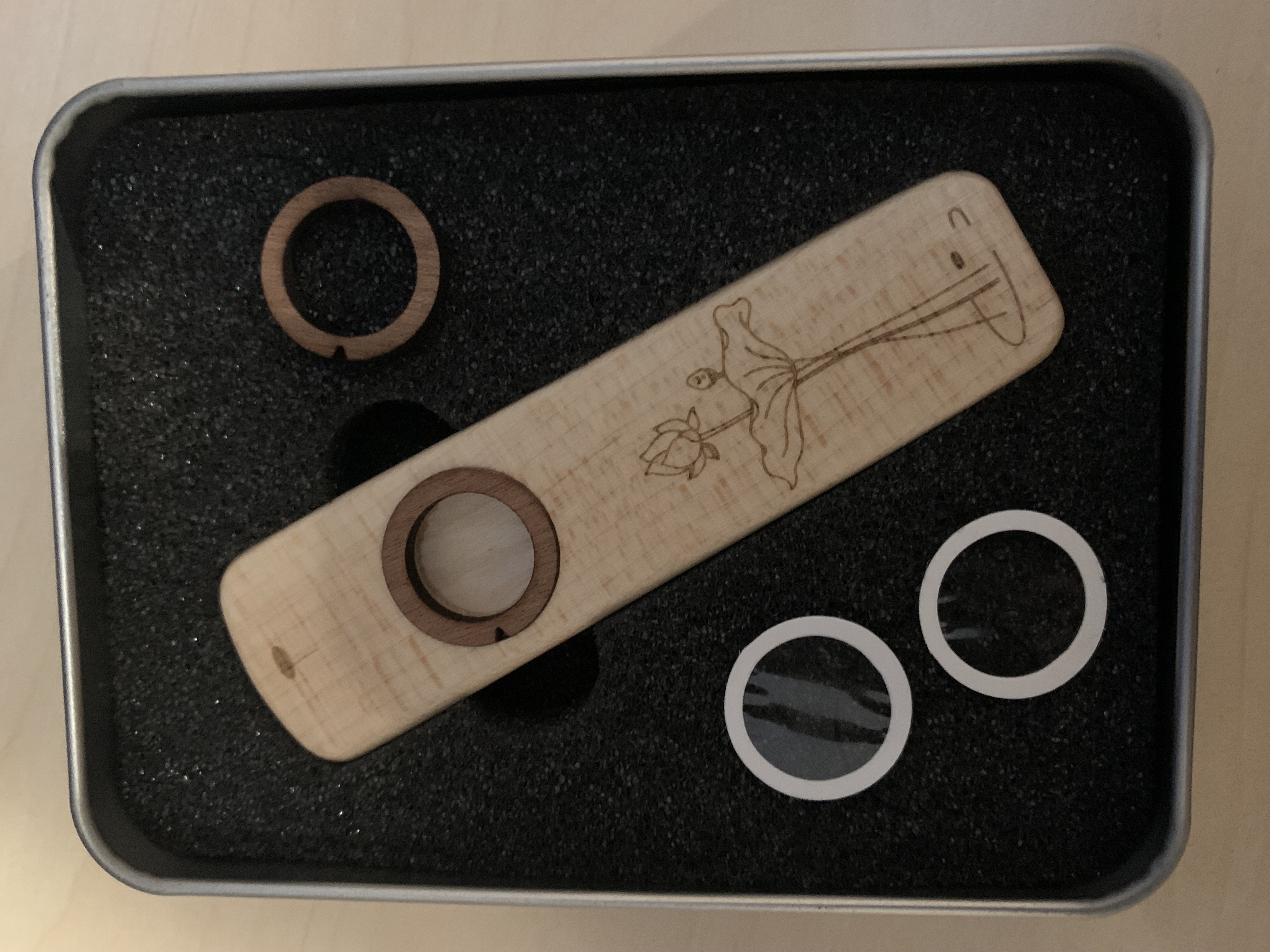 Holzkazoo in Geschenkbox mit Ersatzmembranen