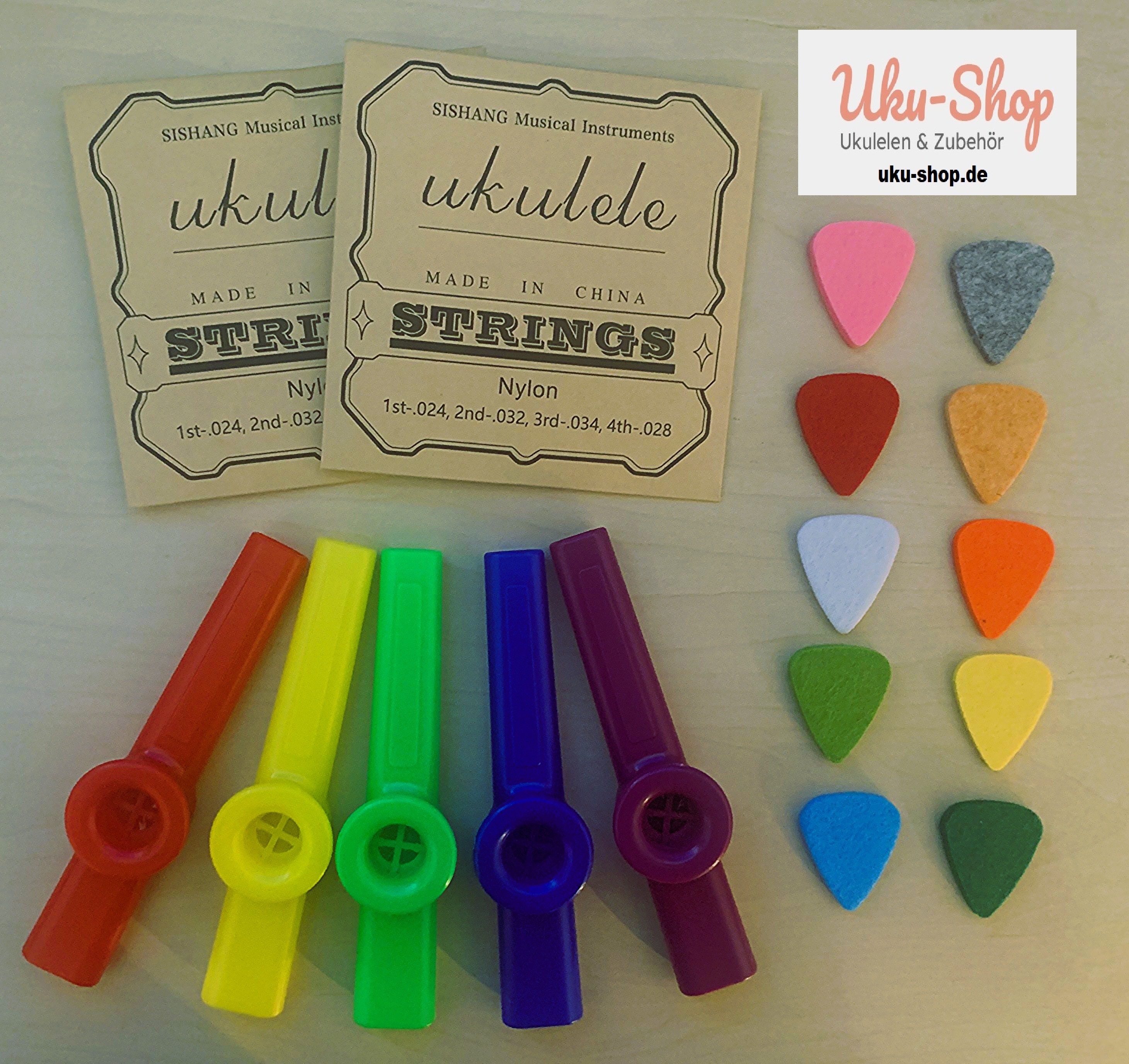 Zubehör für Ukulele -  2 x Satz Saiten -  5 x Kazoo -   10 Filzplektren  - Sonderpreis