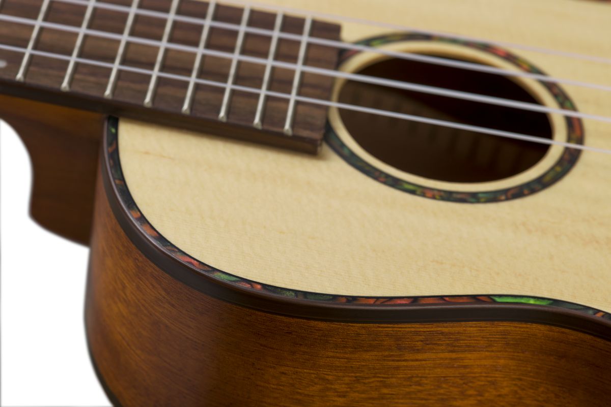 Tenor Ukulele mit massiver Sitka Fichtendecke 