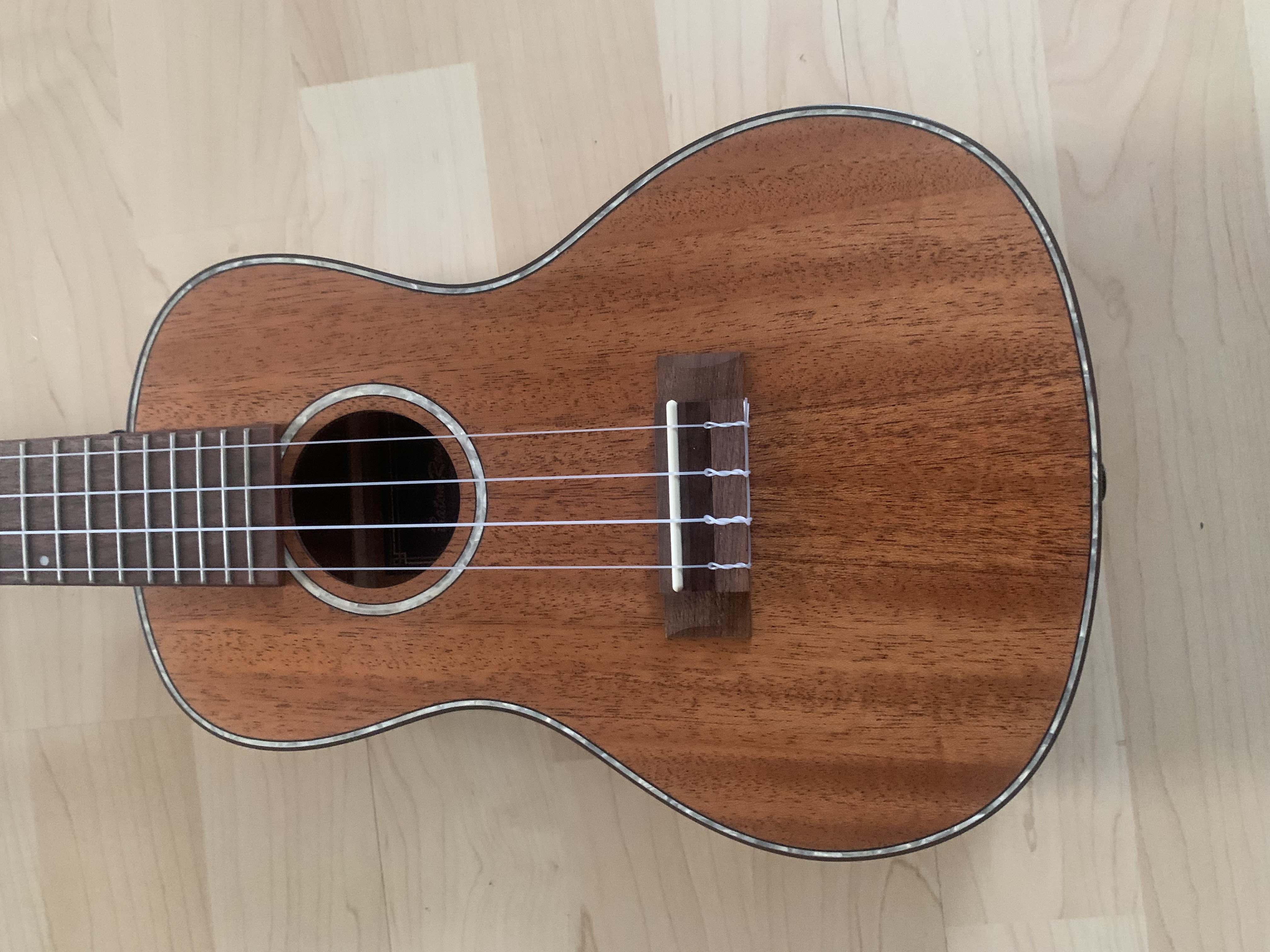 Konzert Ukulele Mahagoni mit Zubehör zum Sonderpreis