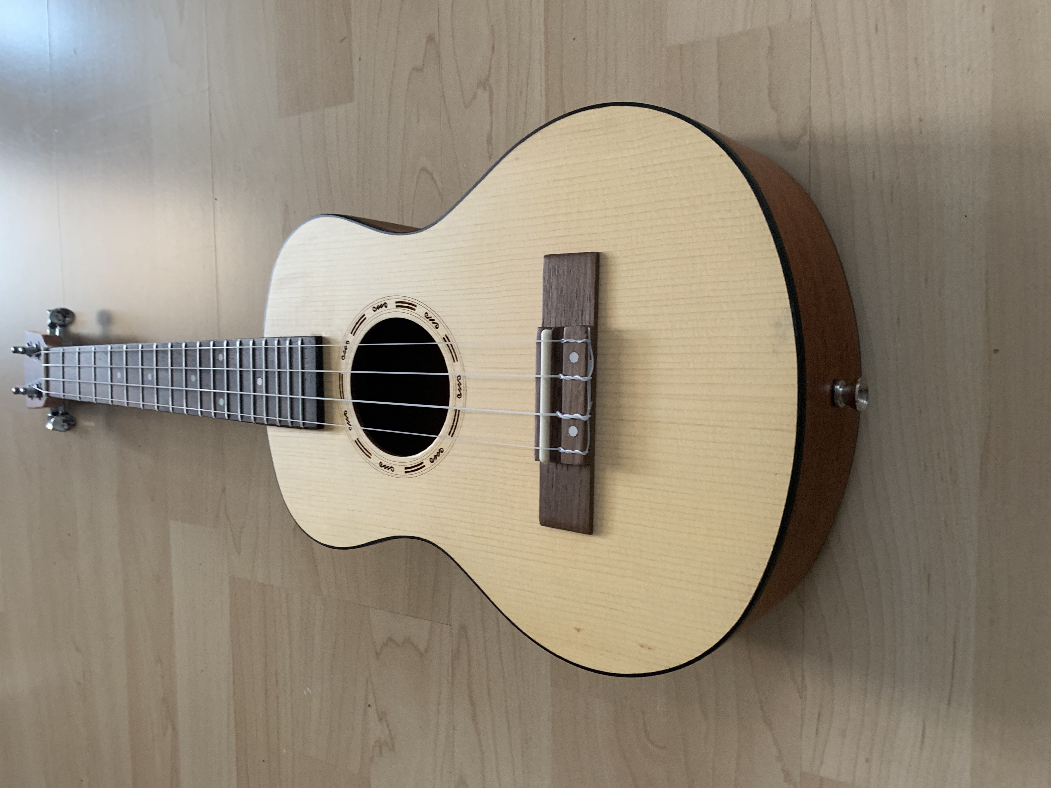 Tenor Ukulele 26" Fichten Decke - Mahagoni Zarge  + Zubehör