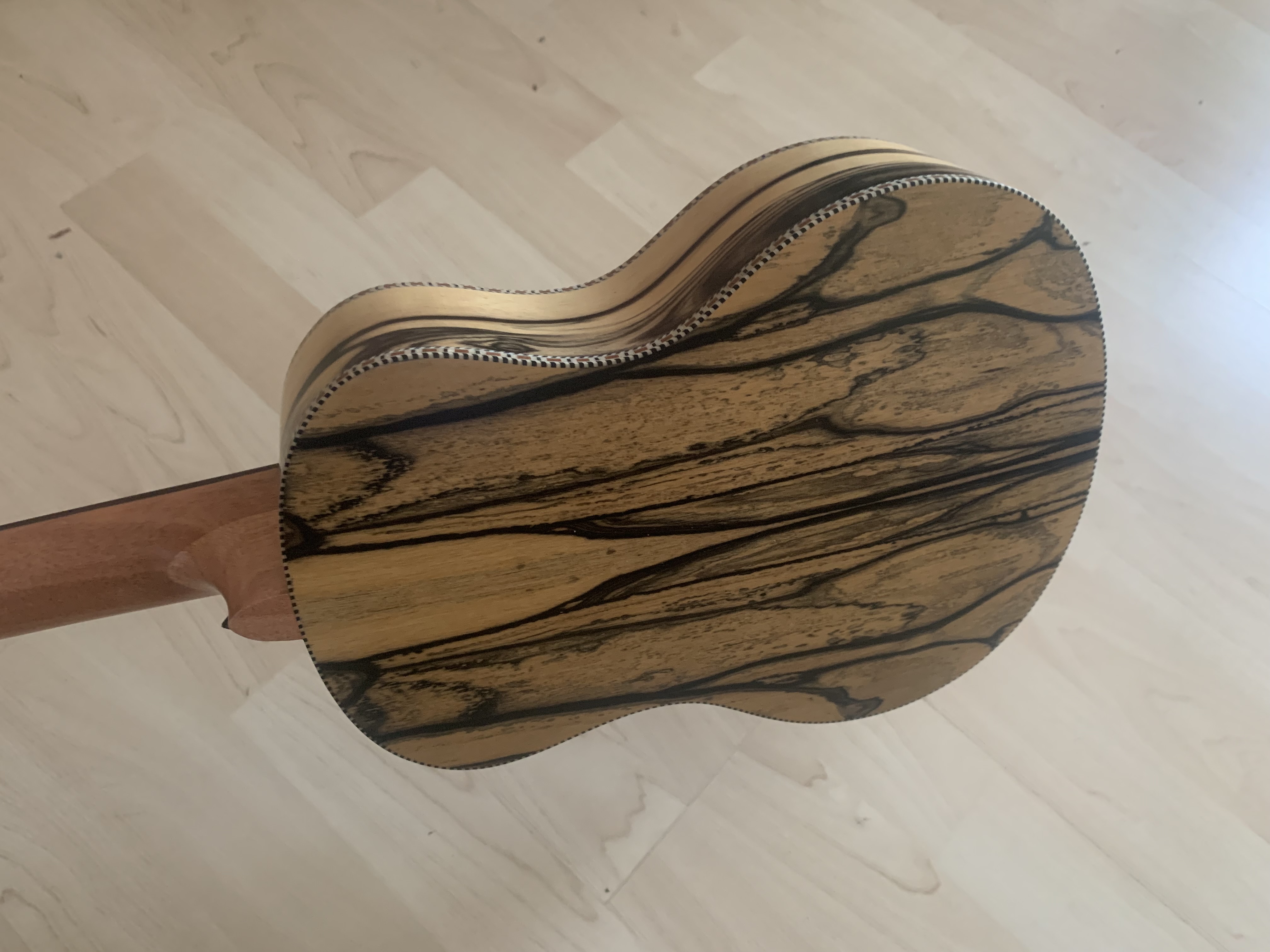 Tenor Ukulele 26“ aus schwarz weißem Ebenholz