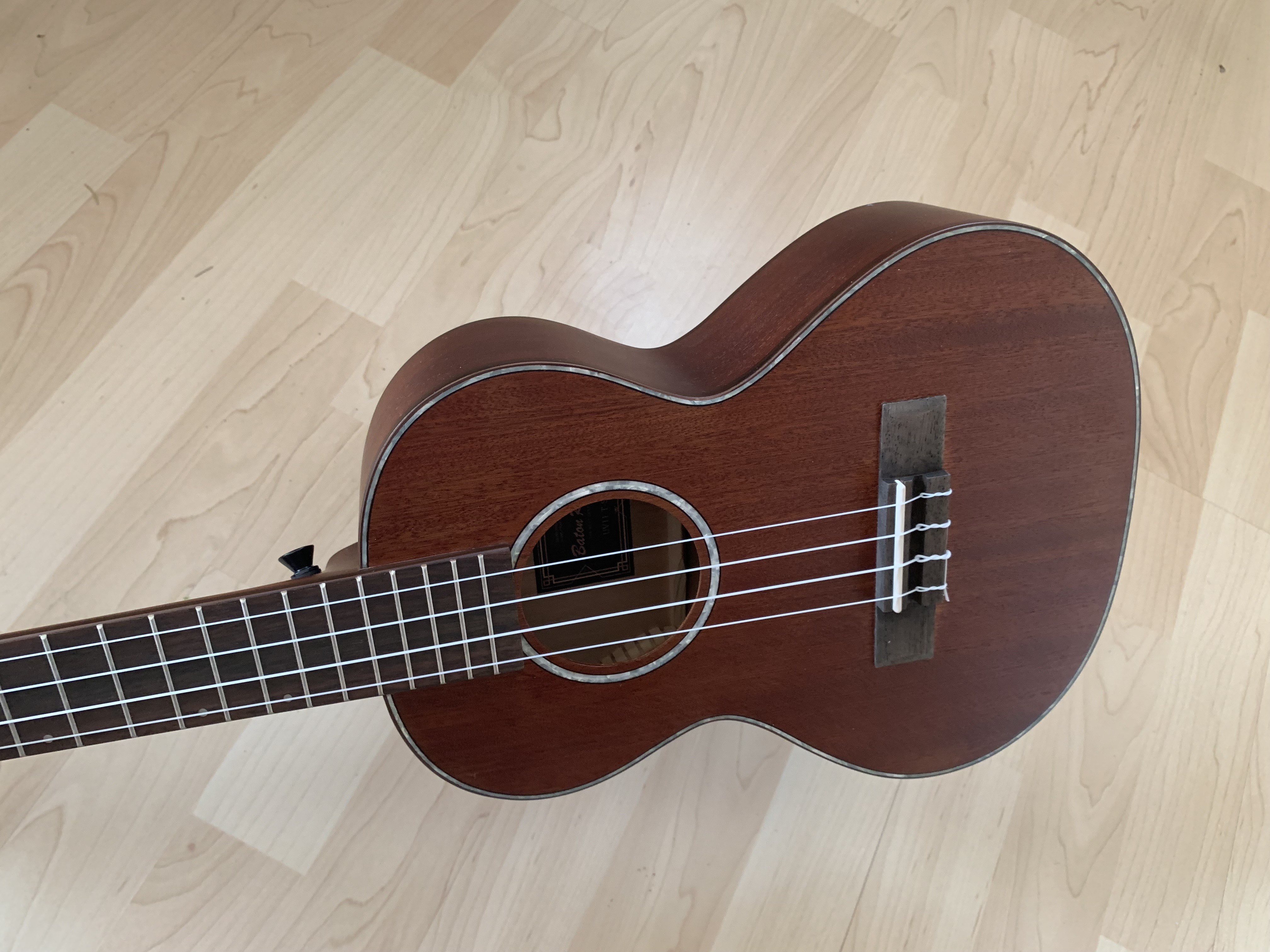 Baton Rouge Tenor Ukulele - screwed crimson  zum Sonderpreis