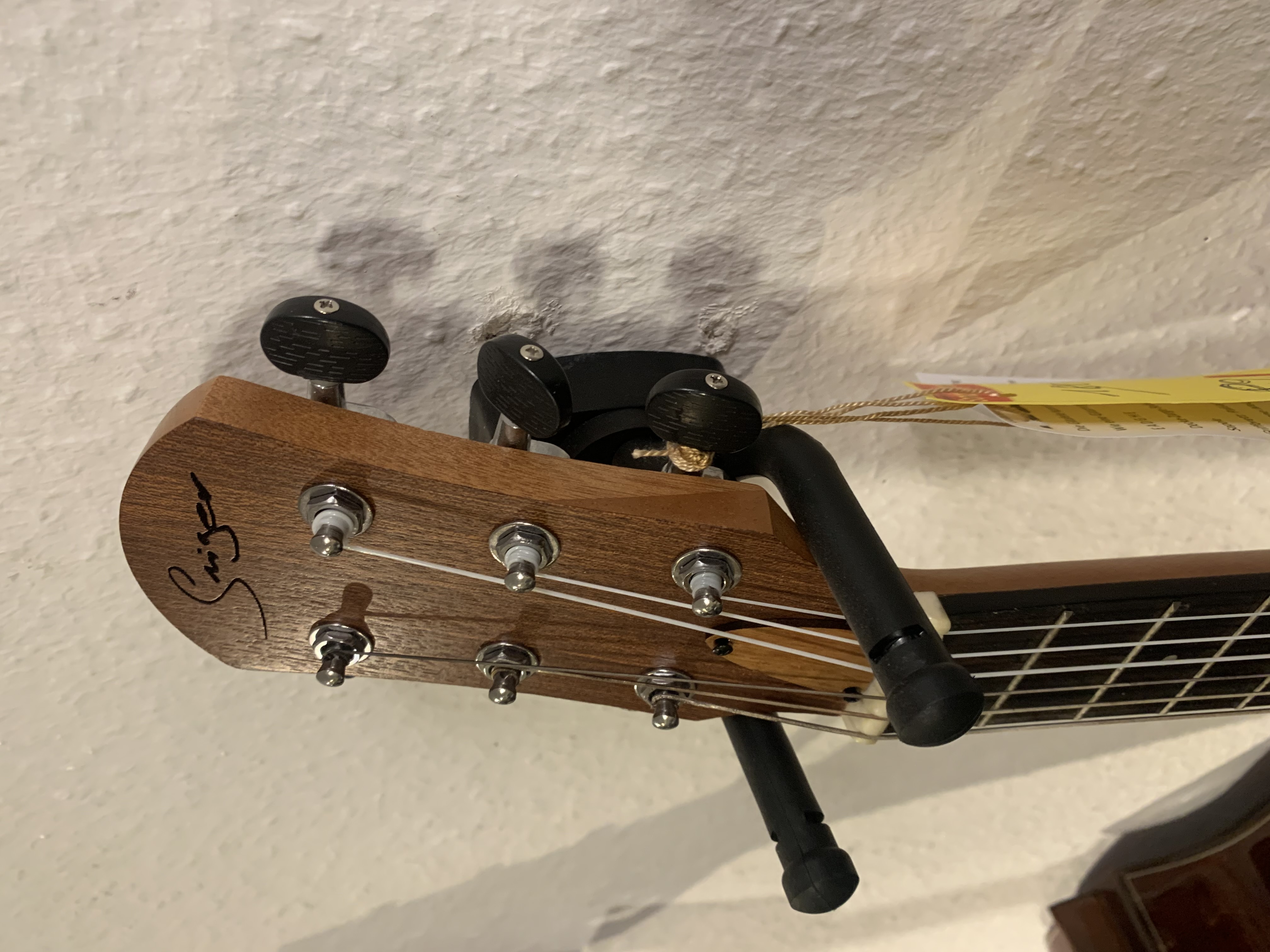 Wandhalter für Ukulele und Gitarren - Universal verstellbar