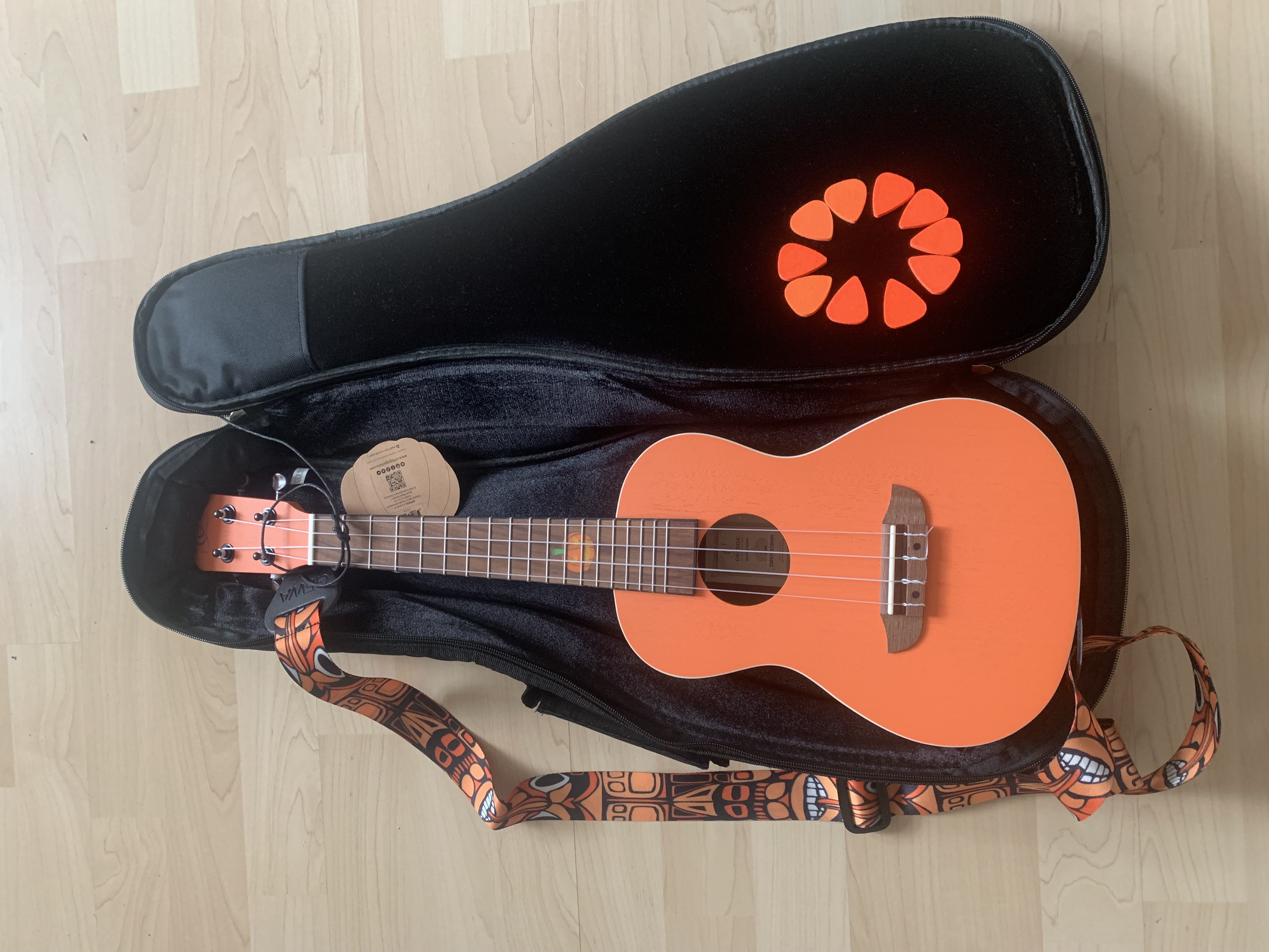 Ortega Konzert Ukulele Halloween mit Gigbag-Gurt-Filzplektren 