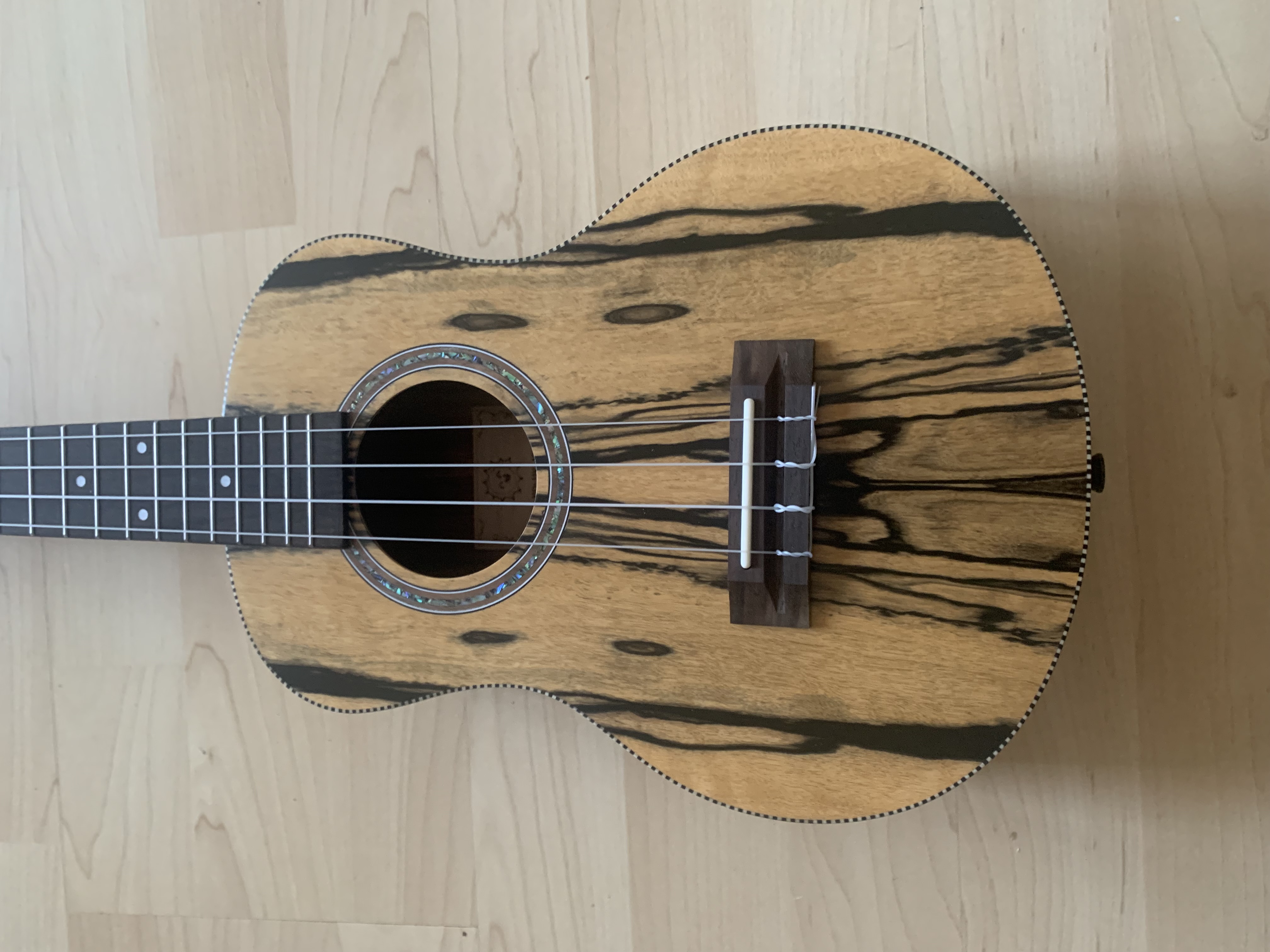 Tenor Ukulele 26“ aus schwarz weißem Ebenholz
