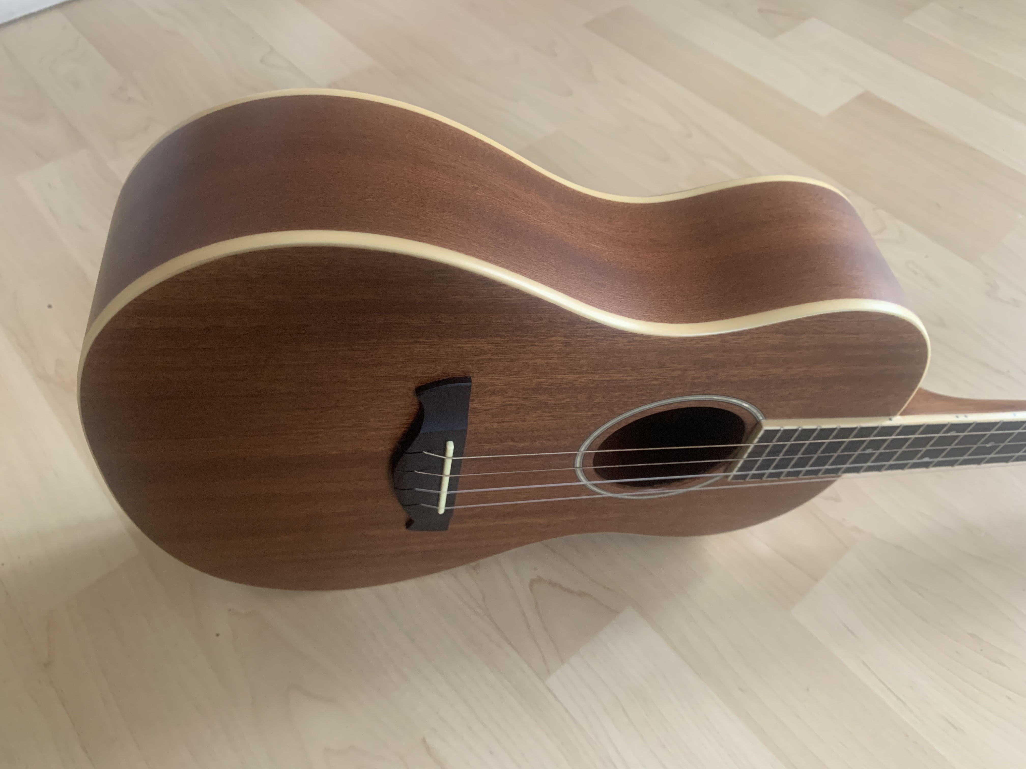 Moana Bariton Ukulele 30"  mit Premium Gigbag