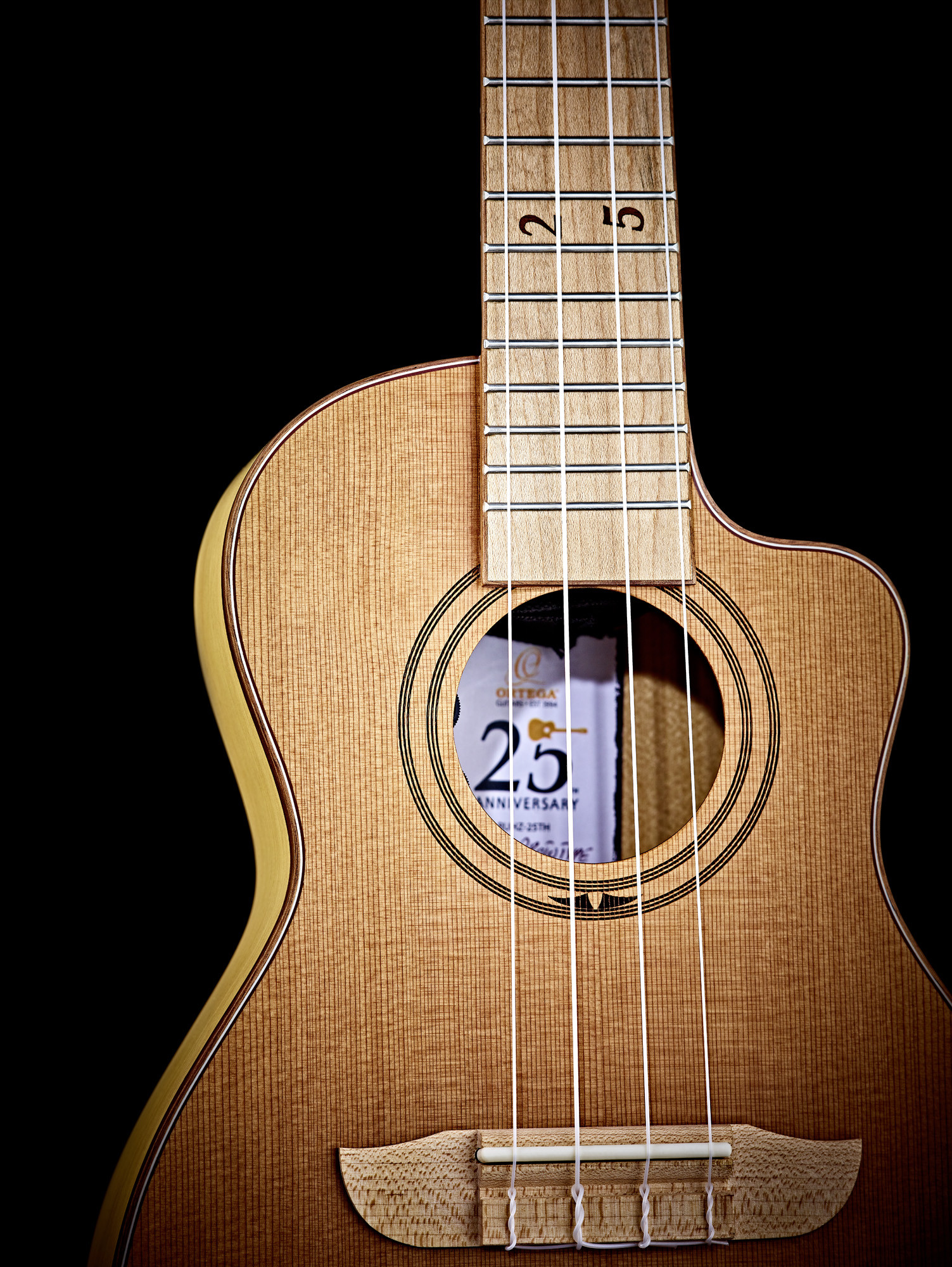 Ortega Konzert Ukulele UVP: 219.--Euro SP: 99.-- Euro mit Tonabnehmer + Gigbag