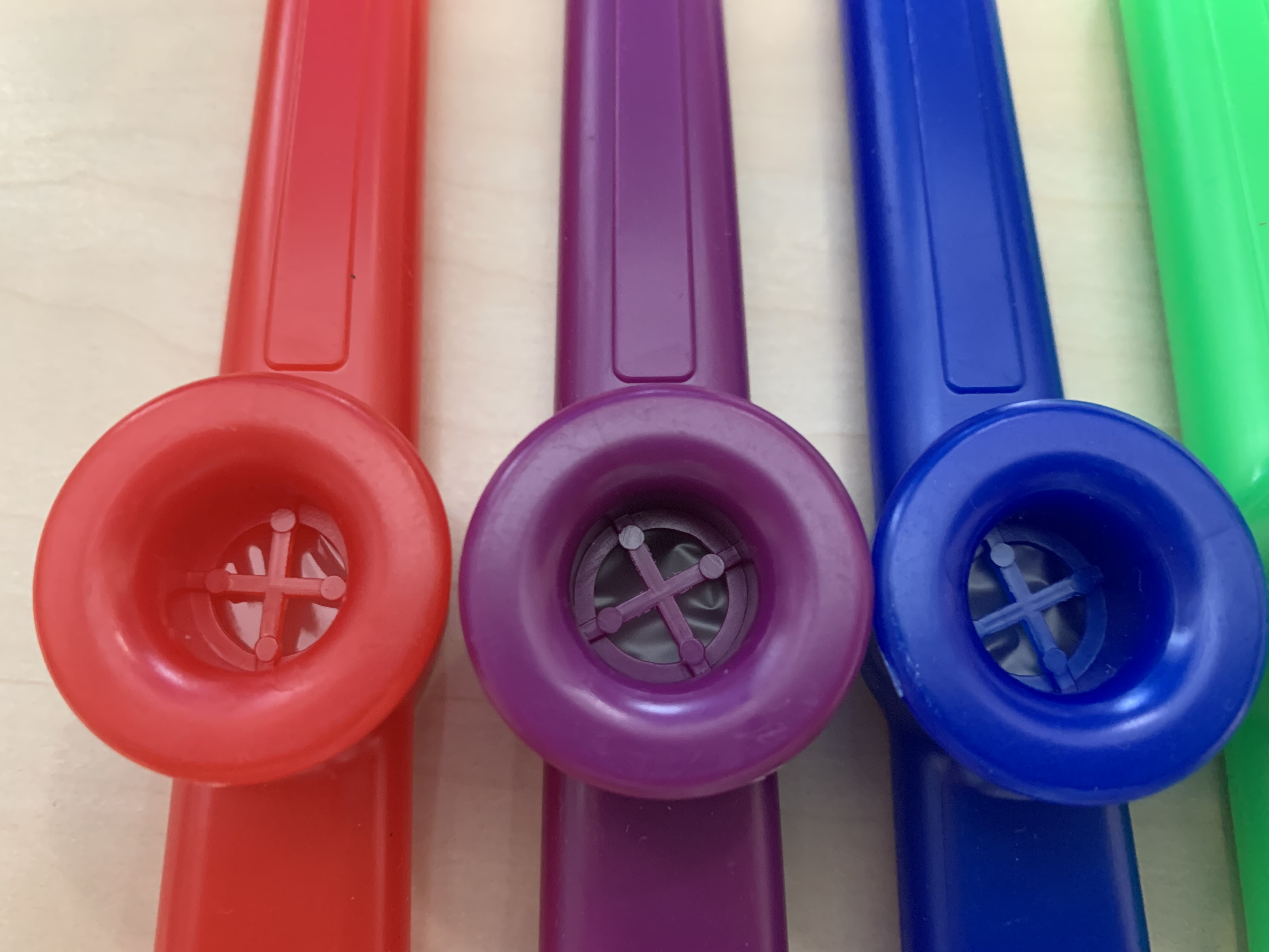 5 x Kazoo aus Kunststoff in: Grün-Gelb-Rot-Blau-Lila
